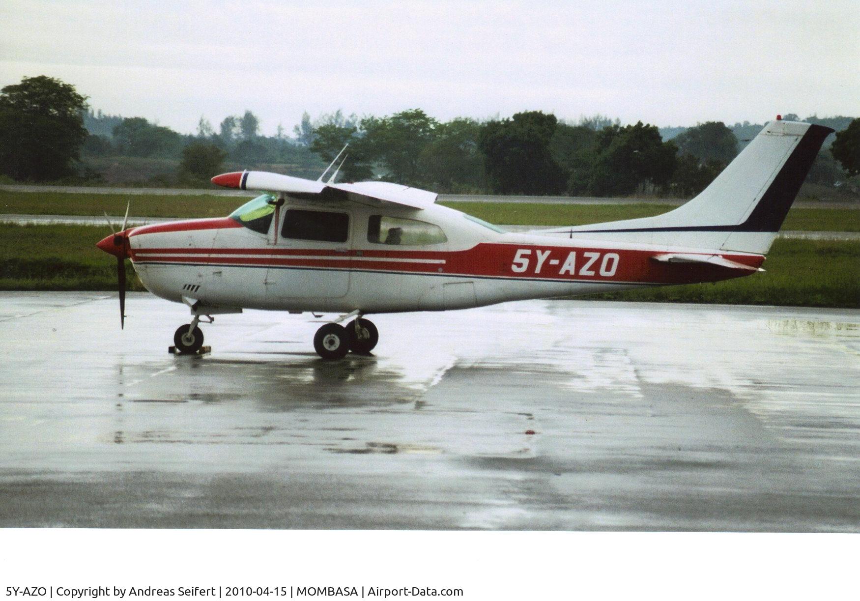 5Y-AZO, Cessna 210L Centurion C/N 210-61059, Mombasa Airport 15.4.2010