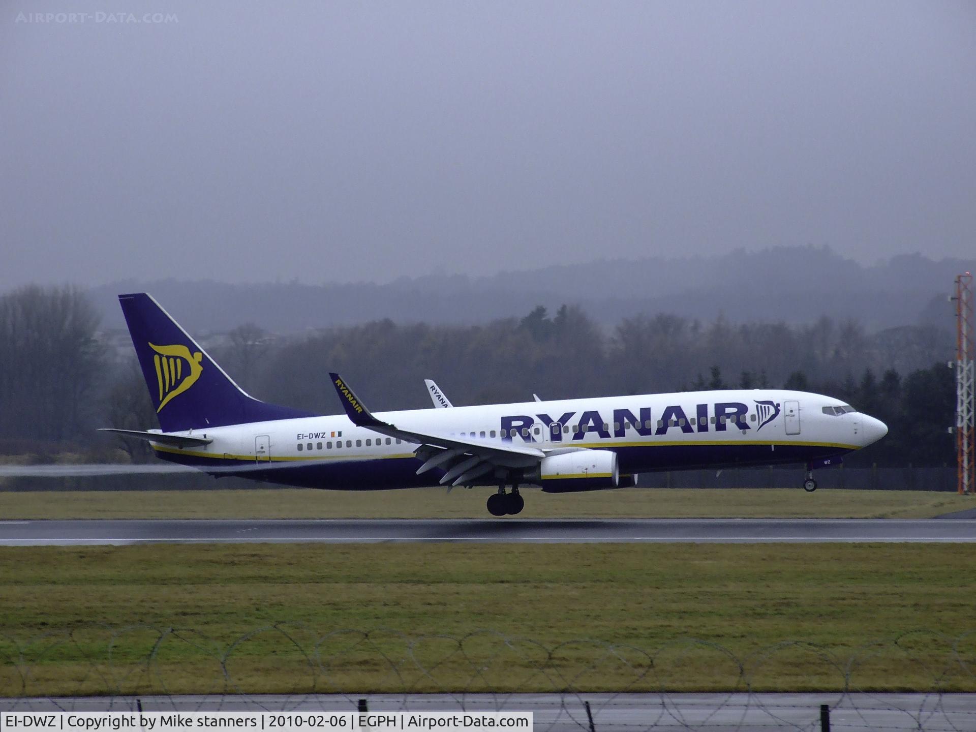 EI-DWZ, 2008 Boeing 737-8AS C/N 33628, EI-DWZ Landing on runway 06