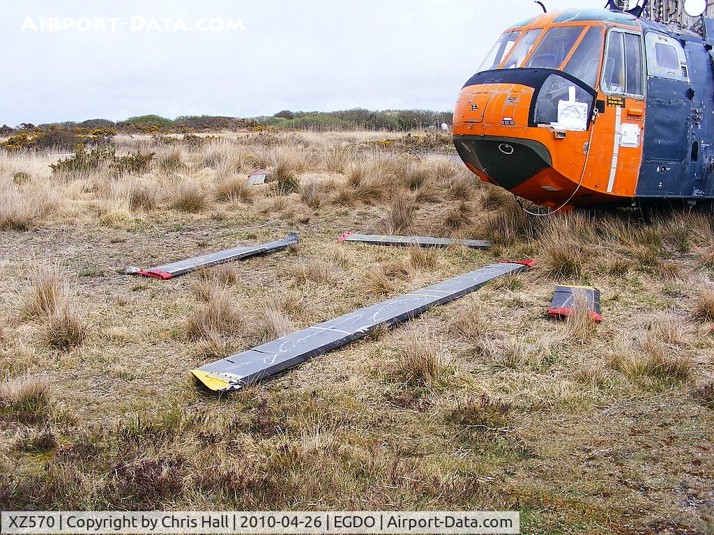 XZ570, 1976 Westland Sea King HAS.5 C/N WA838, Rotor blades off the Westland Sea King HAS5 at the Royal Naval School of Fire Fighting, Predannack Airfield, Cornwall
