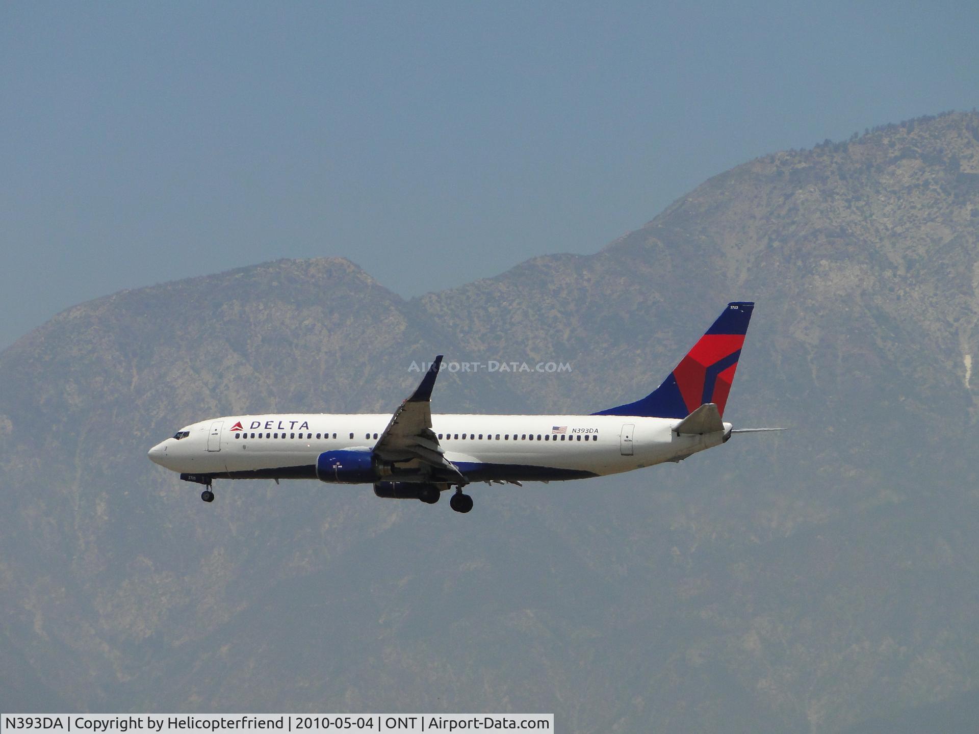 N393DA, 2000 Boeing 737-832 C/N 30377, On final to runway 26R