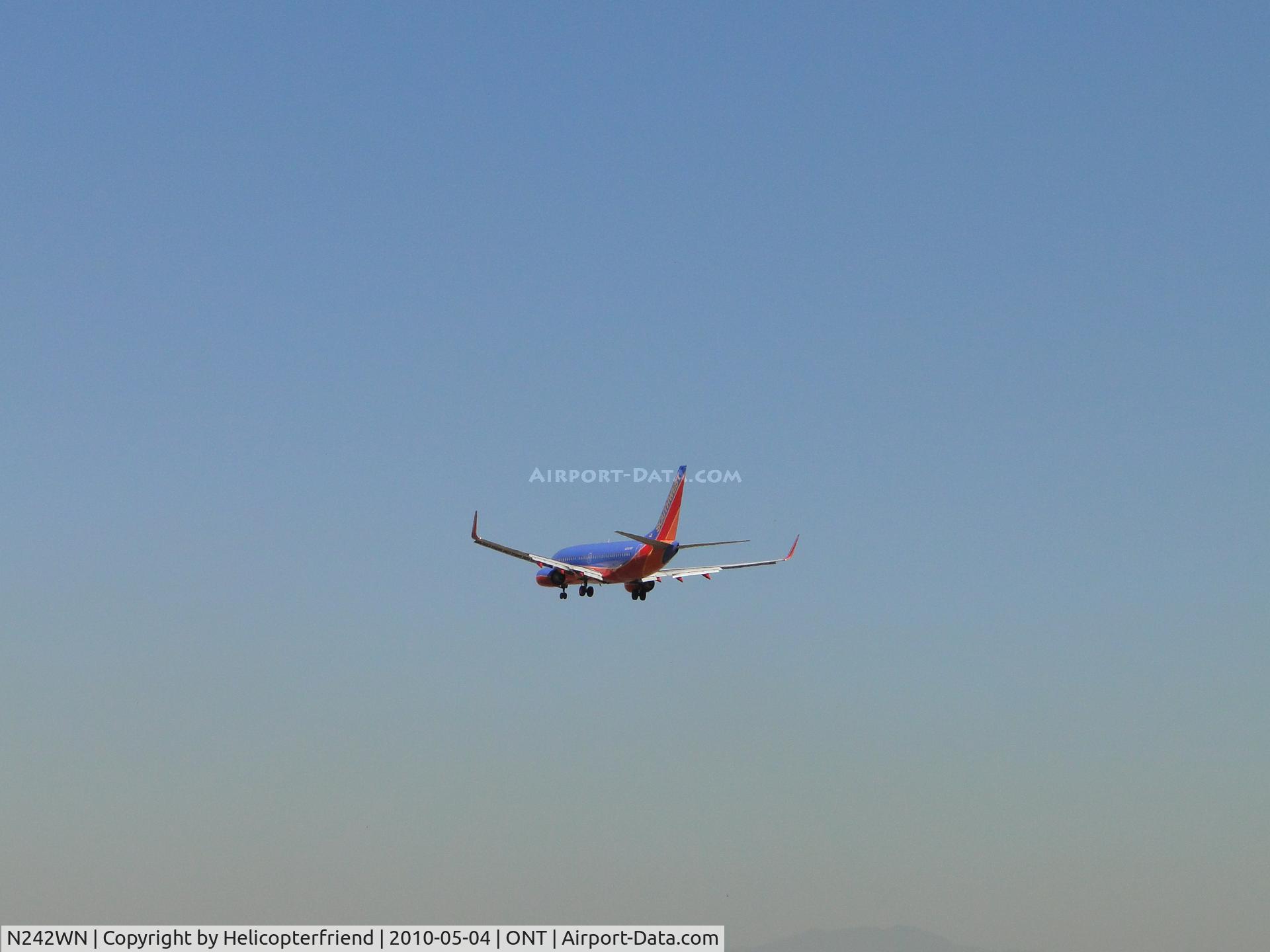 N242WN, 2006 Boeing 737-7H4 C/N 32505, Over the threshold of runway 26R
