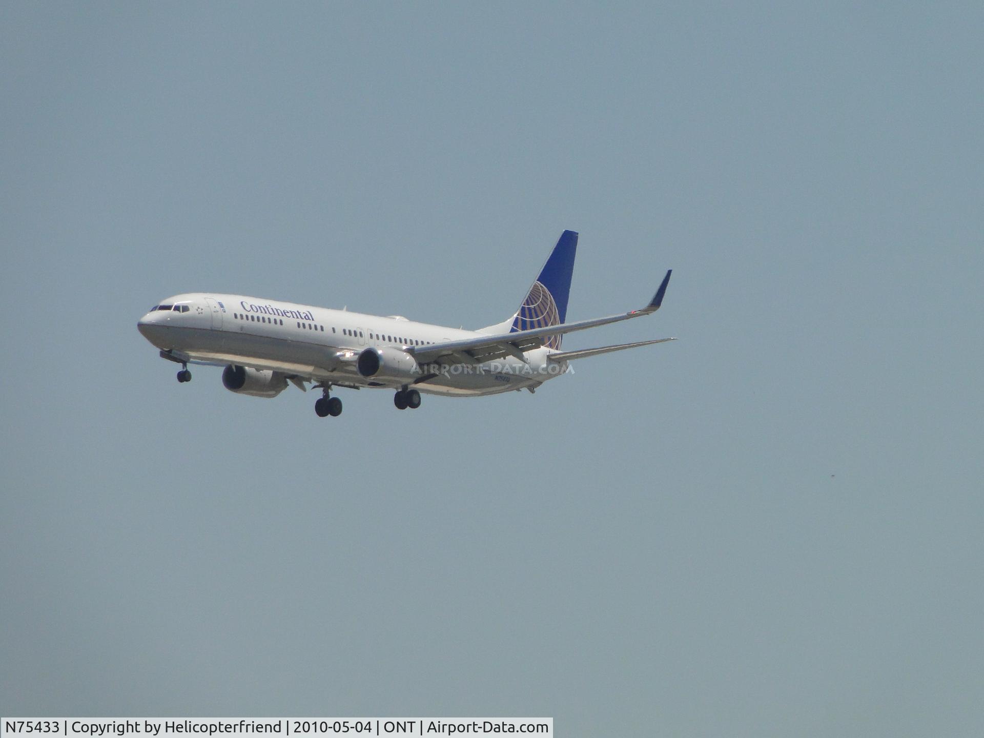 N75433, 2009 Boeing 737-924/ER C/N 33527, Final approach to runway 26R