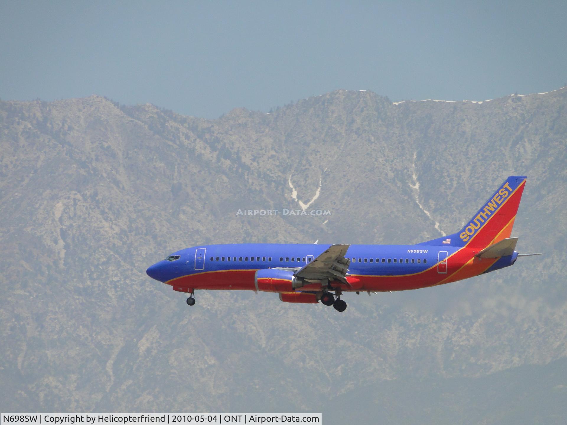N698SW, 1986 Boeing 737-317 C/N 23176, On final to runway 26R
