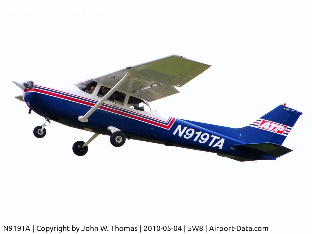 N919TA, 2000 Cessna 172R C/N 172-80843, Departing runway 4