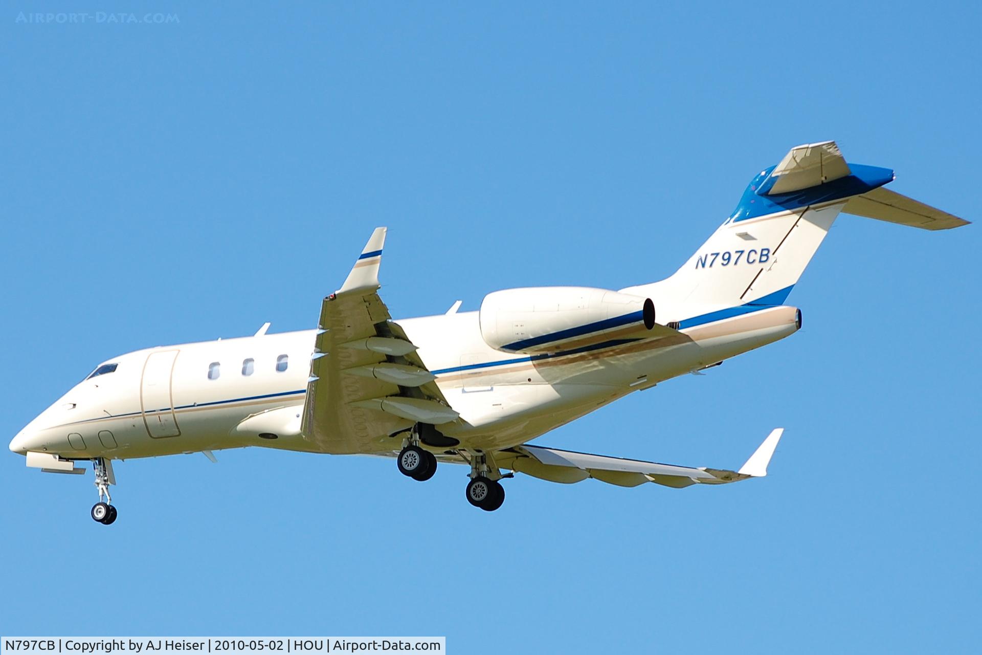N797CB, 2007 Bombardier Challenger 300 (BD-100-1A10) C/N 20158, Short final 30L