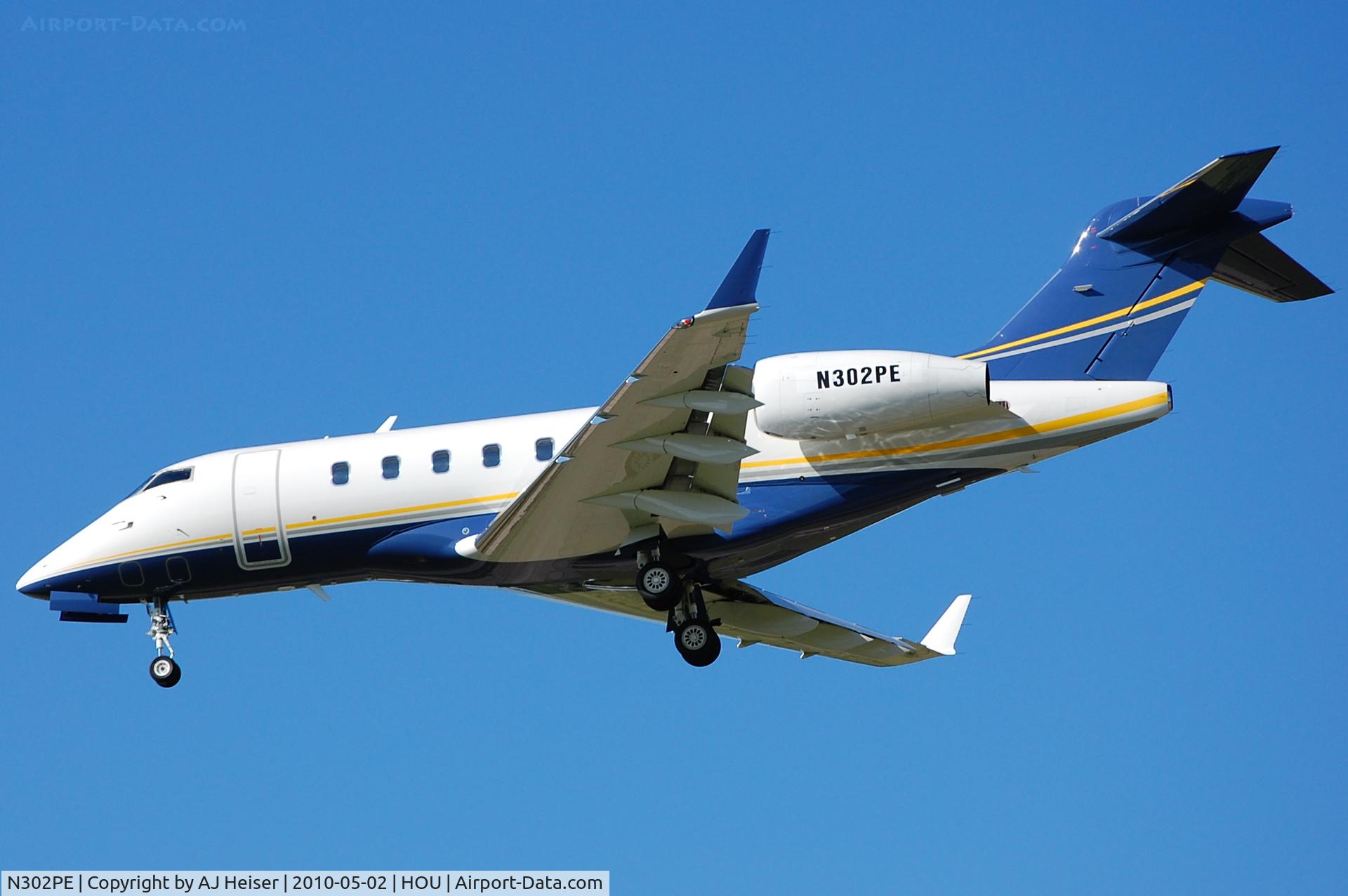 N302PE, 2007 Bombardier Challenger 300 (BD-100-1A10) C/N 20144, Short final 30L