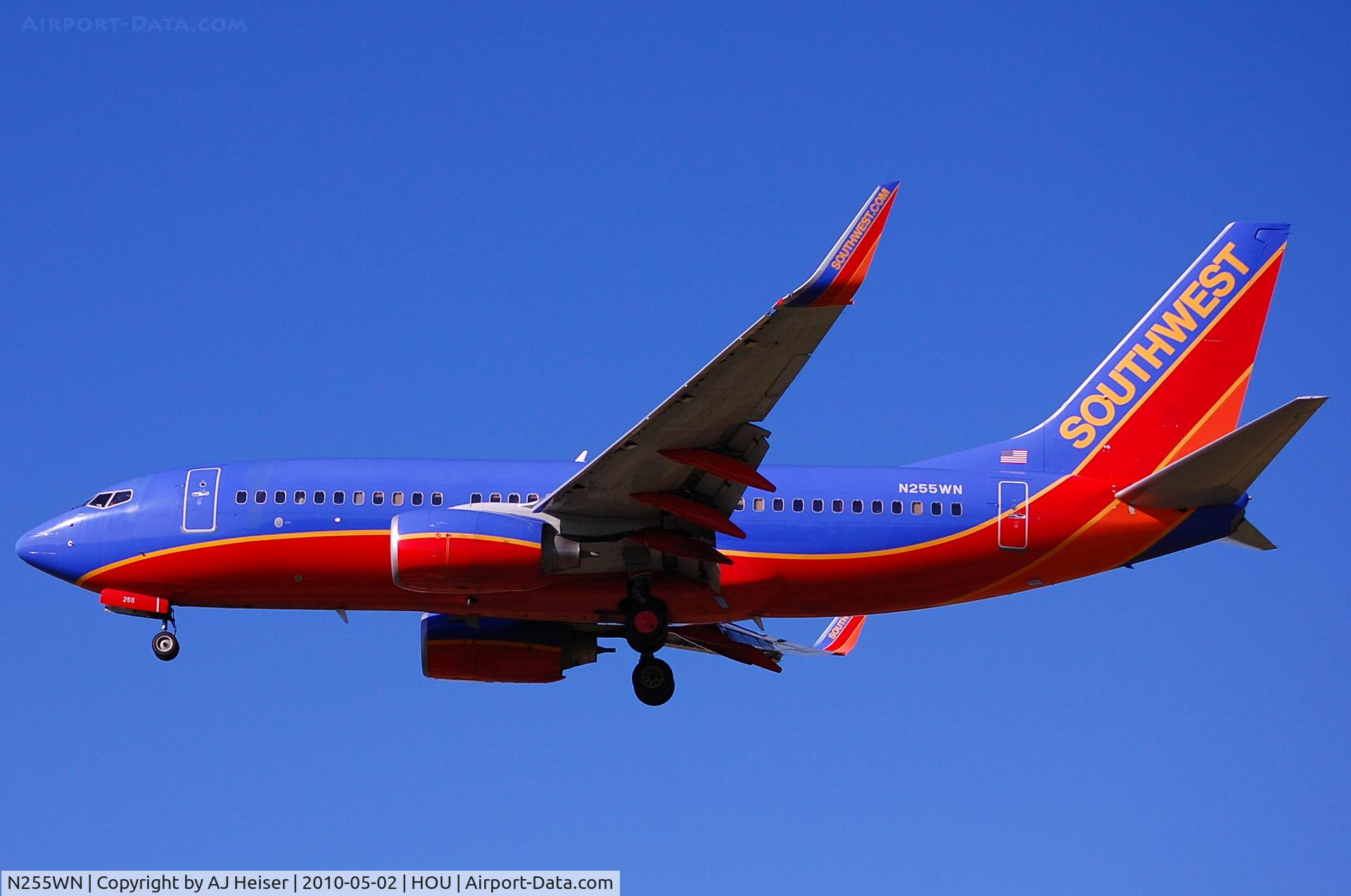 N255WN, 2006 Boeing 737-7H4 C/N 32513, Short final 30L