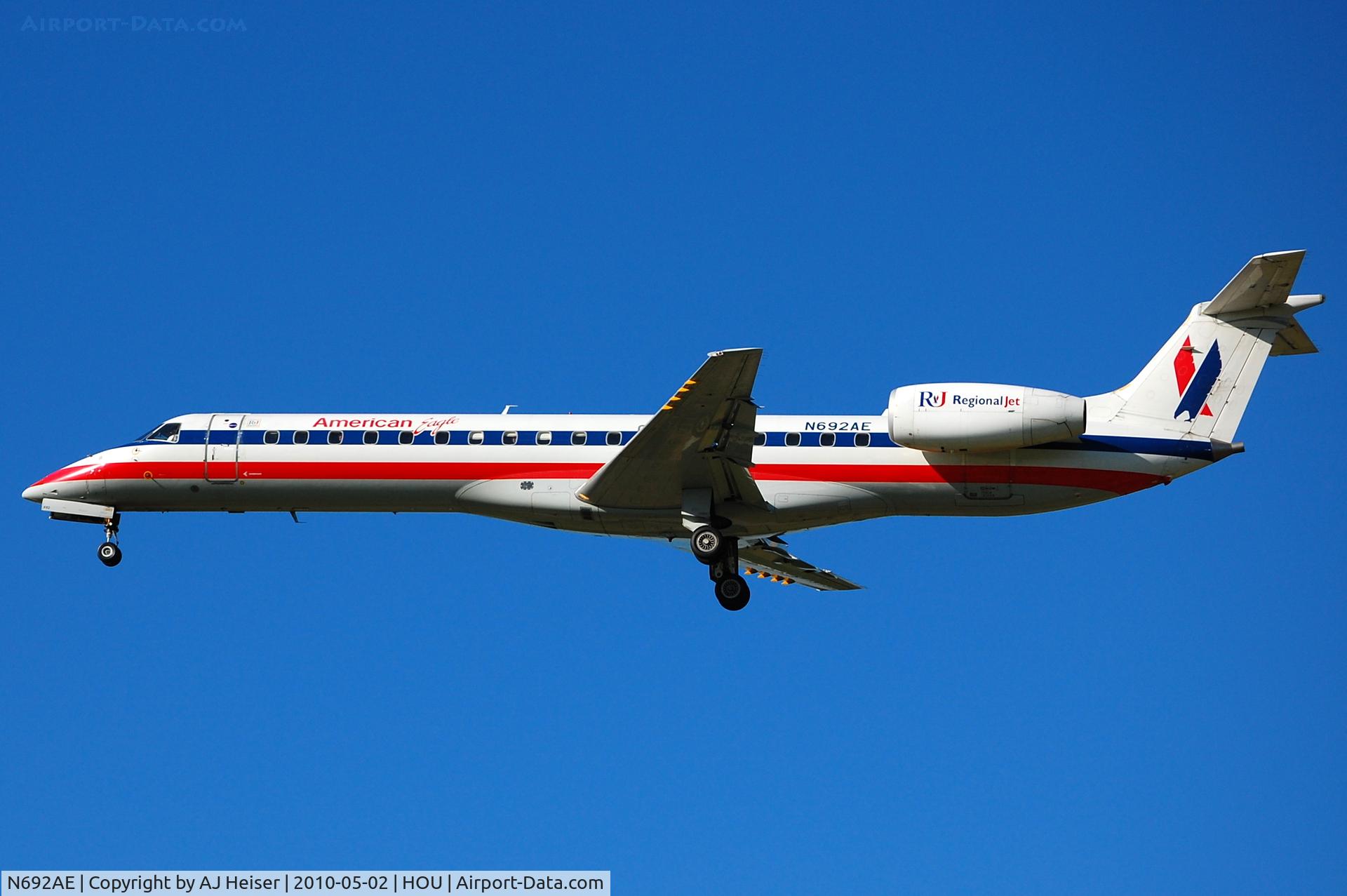 N692AE, 2004 Embraer ERJ-145LR (EMB-145LR) C/N 14500866, Short final 30L