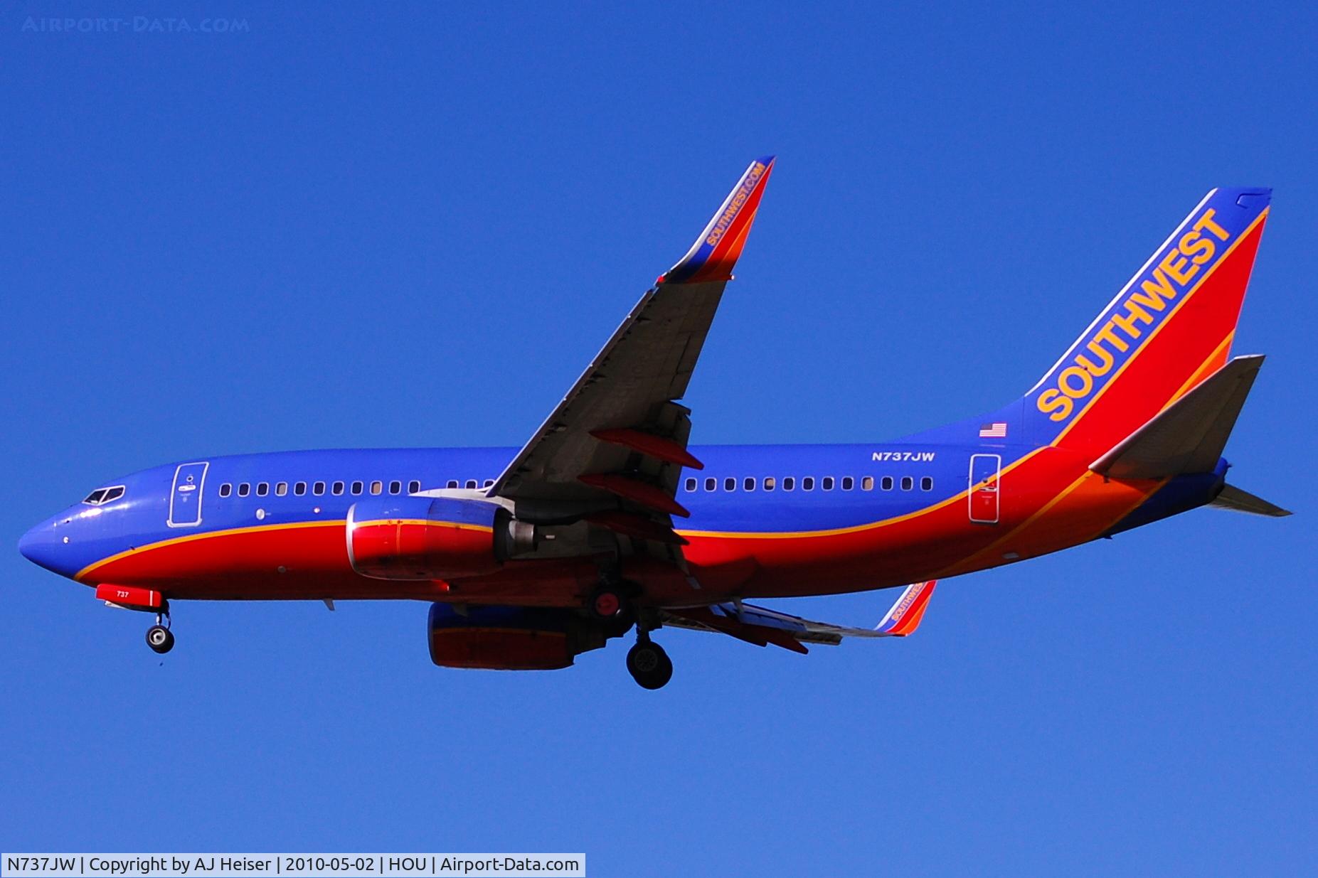 N737JW, 1999 Boeing 737-7H4 C/N 27869, Short final 30L