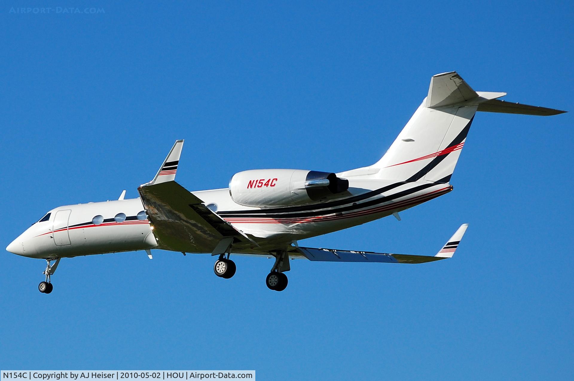 N154C, 2002 Gulfstream Aerospace G-IV SP C/N 1493, Short final 30L