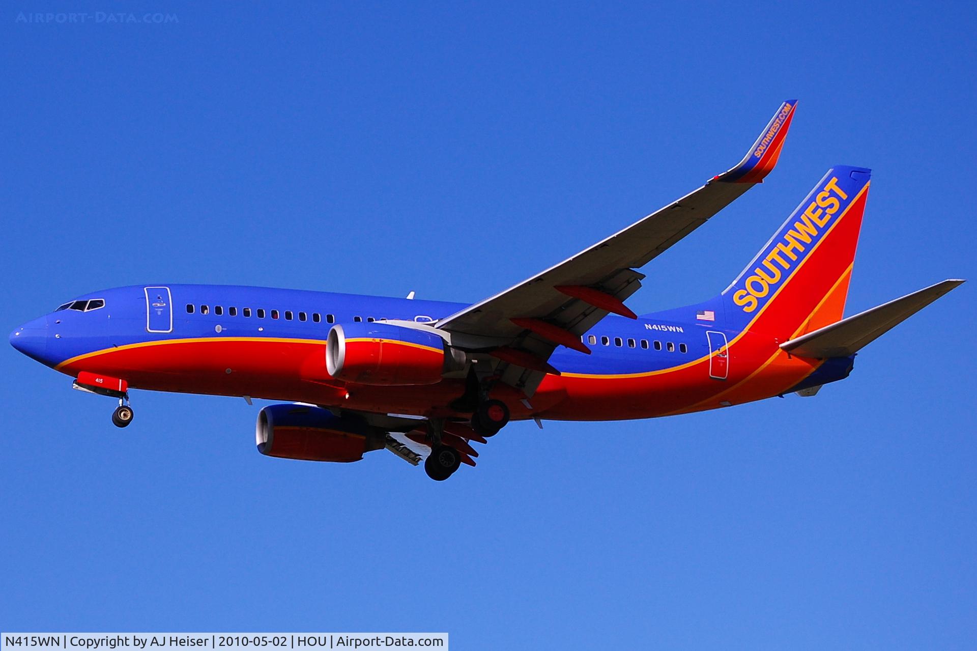 N415WN, 2001 Boeing 737-7H4 C/N 29836, Short final 30L