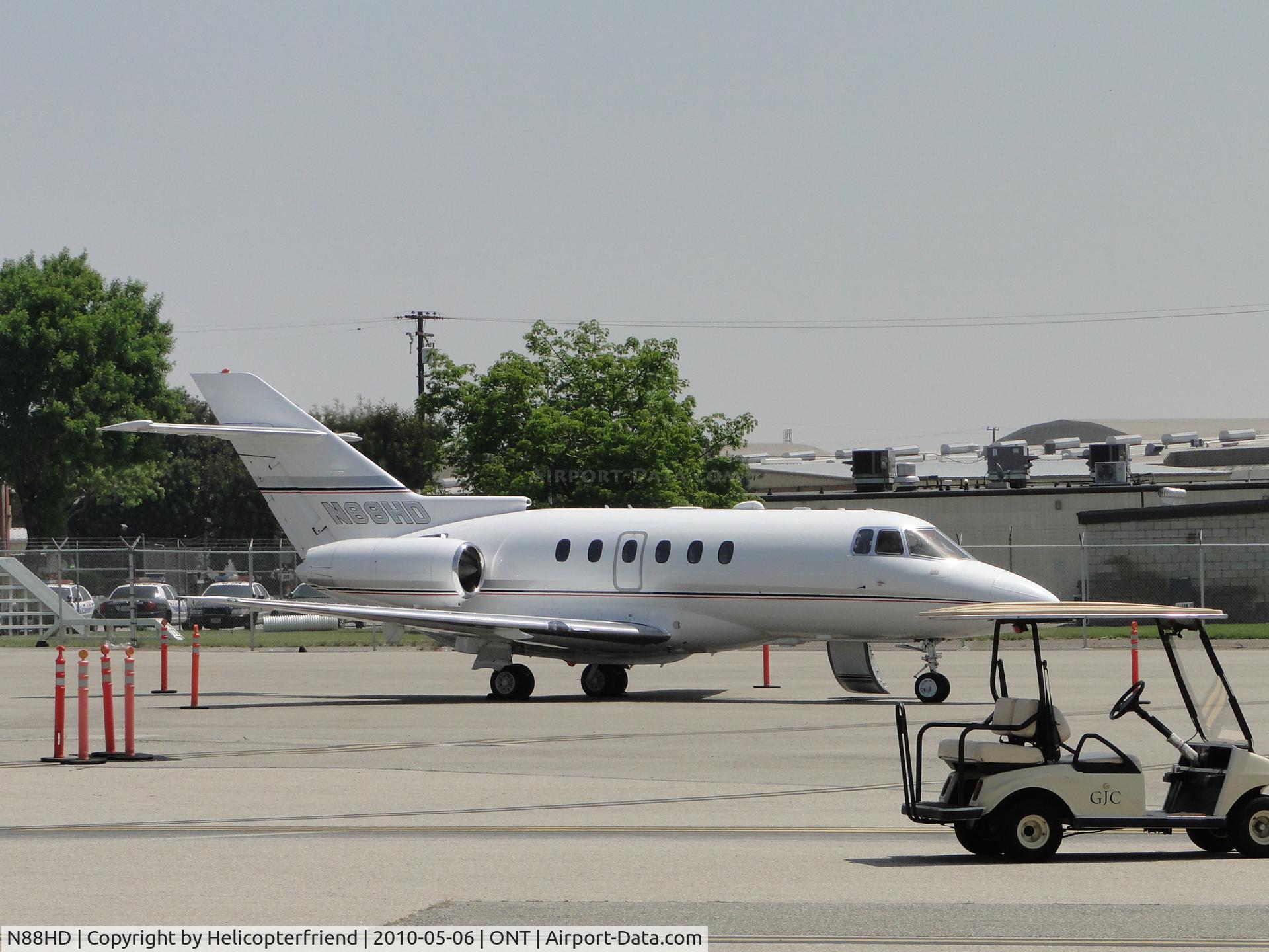 N88HD, 1999 British Aerospace BAE125 Hawker 800XP C/N 248429, Loading passengers up at Ontario