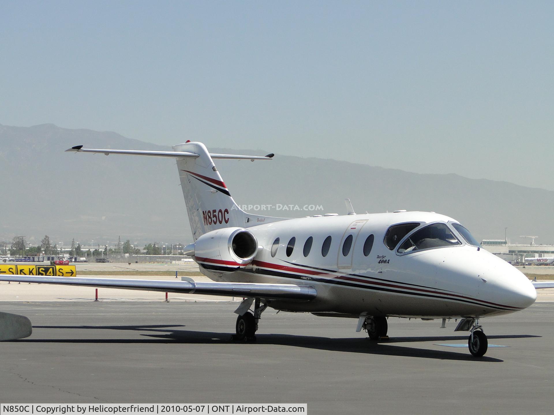 N850C, Beech 400A Beechjet C/N RK-31, Parked and waiting for passengers