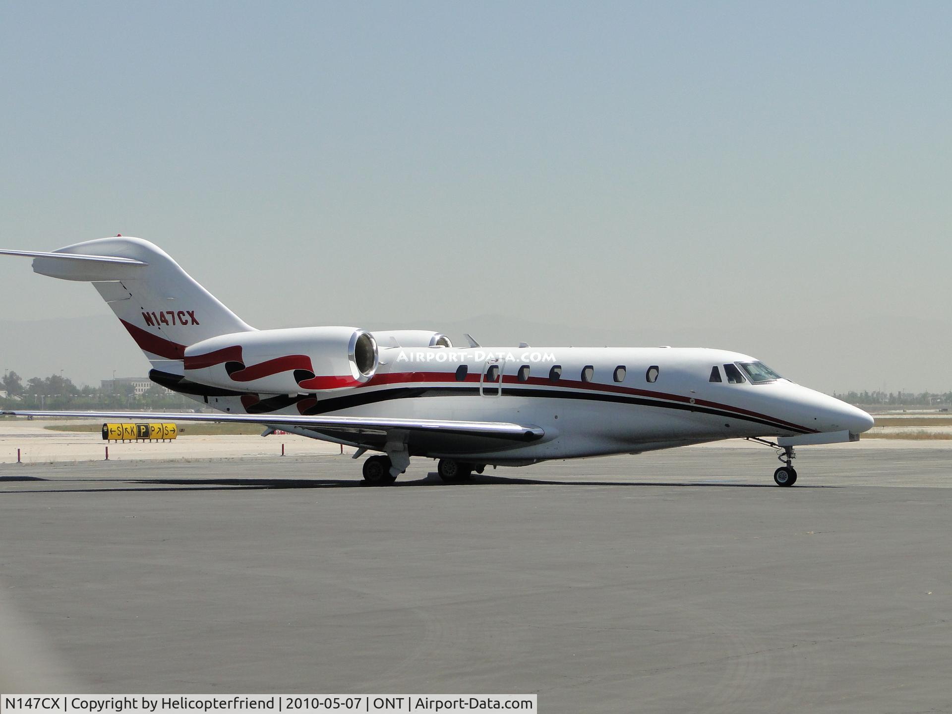 N147CX, 2001 Cessna 750 Citation X C/N 750-0147, Parked waiting passengers