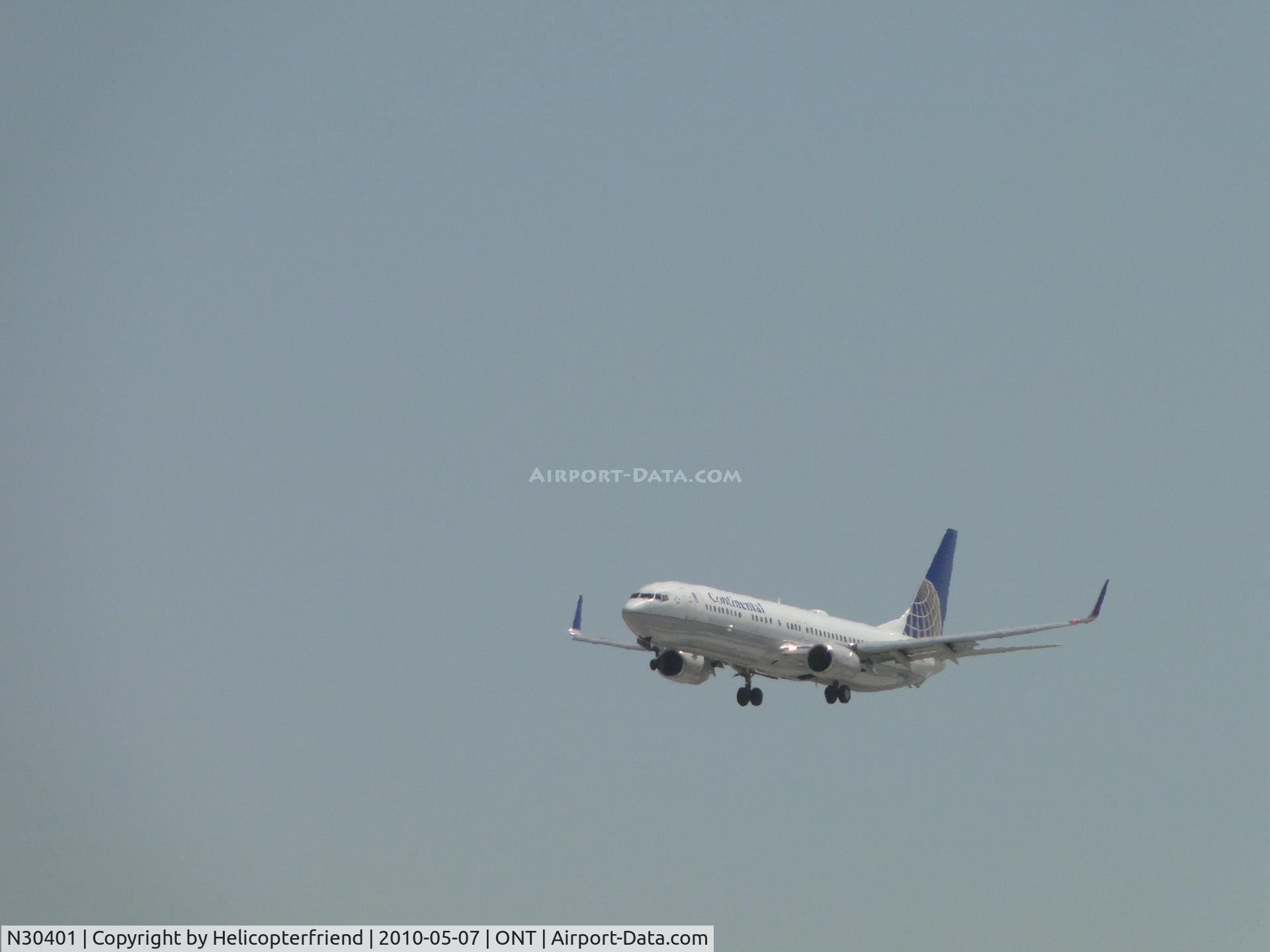 N30401, 2001 Boeing 737-924 C/N 30118, On 1 mile final to runway 26R