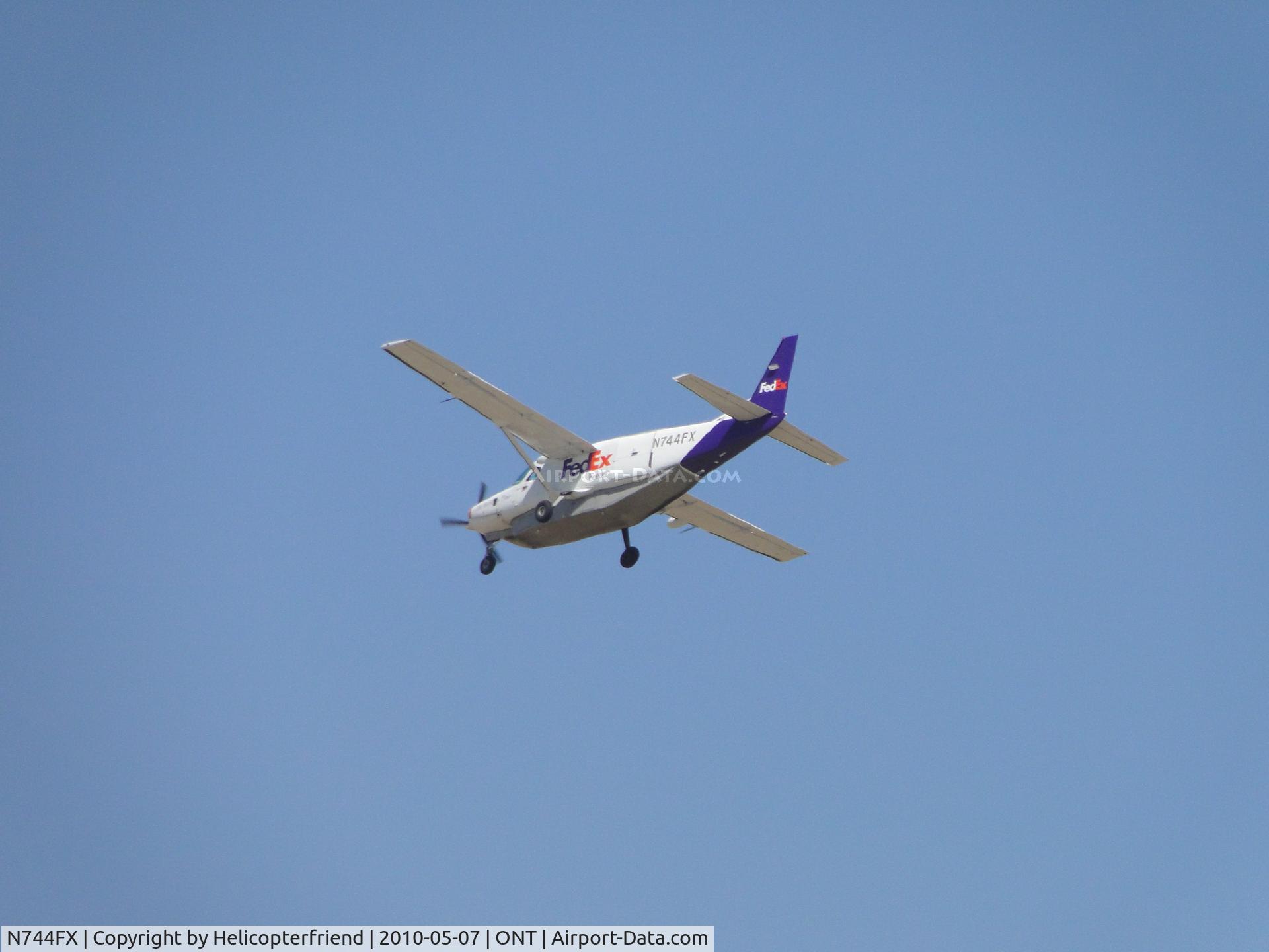 N744FX, 1995 Cessna 208B Super Cargomaster C/N 208B0492, Came in on a short base to final for runway 26L