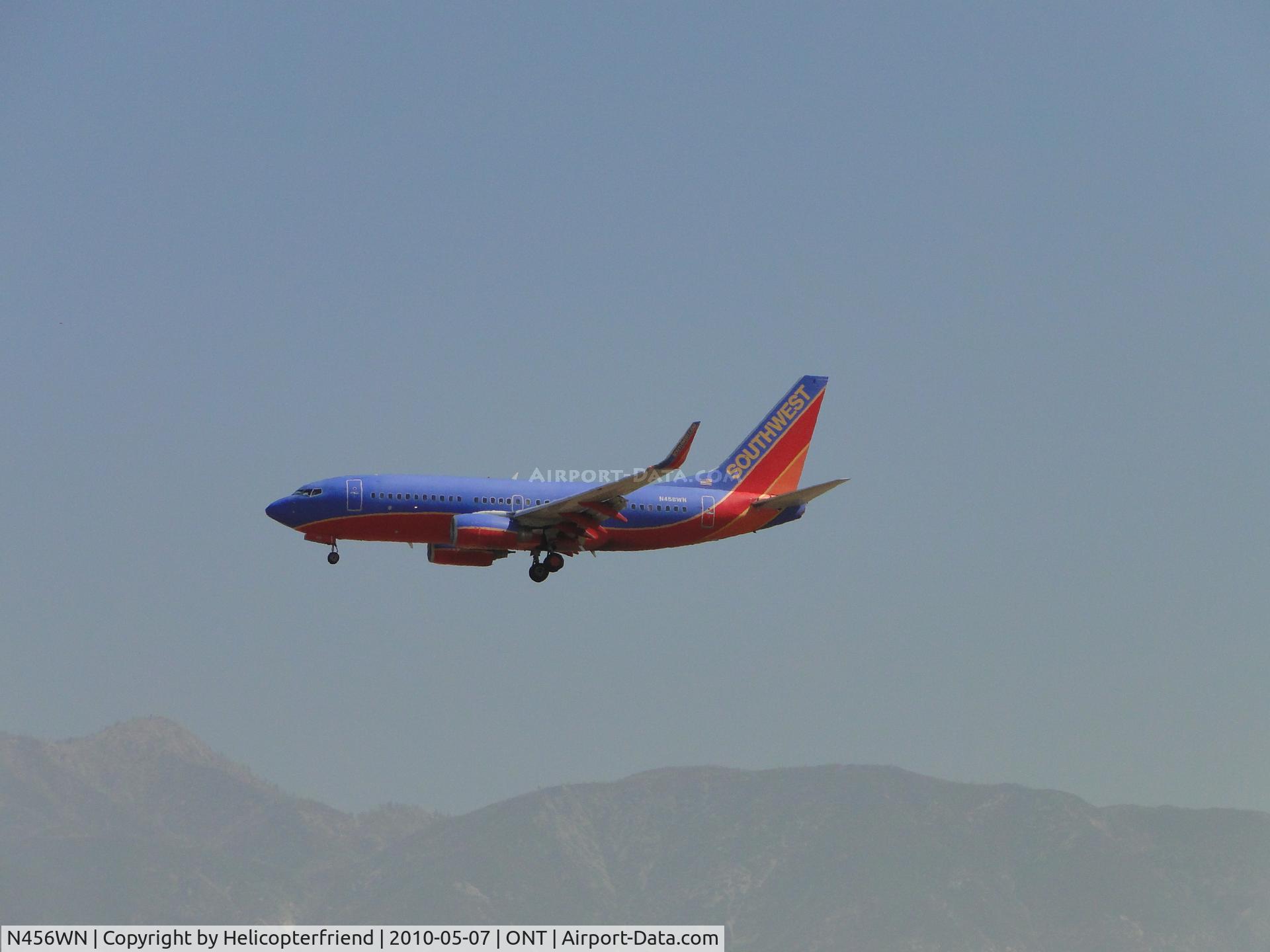 N456WN, 2004 Boeing 737-7H4 C/N 32463, On final to runway 26R