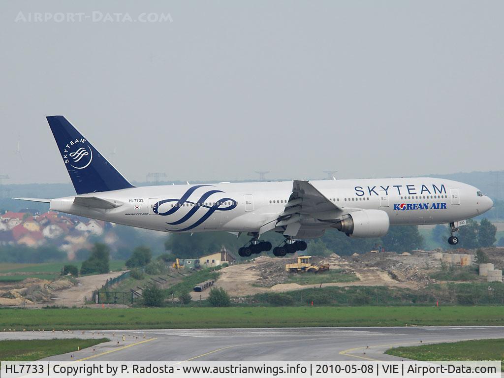 HL7733, 2005 Boeing 777-2B5/ER C/N 34206, Special visitor at VIE