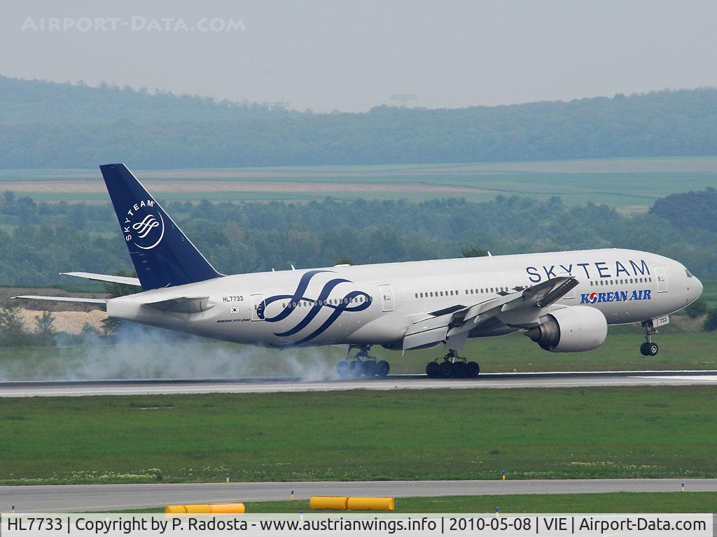 HL7733, 2005 Boeing 777-2B5/ER C/N 34206, Special visitor at VIE