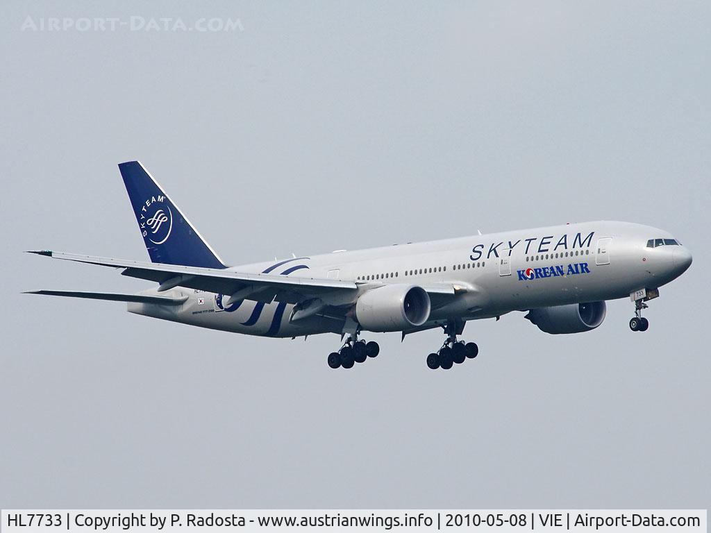 HL7733, 2005 Boeing 777-2B5/ER C/N 34206, Special visitor at VIE