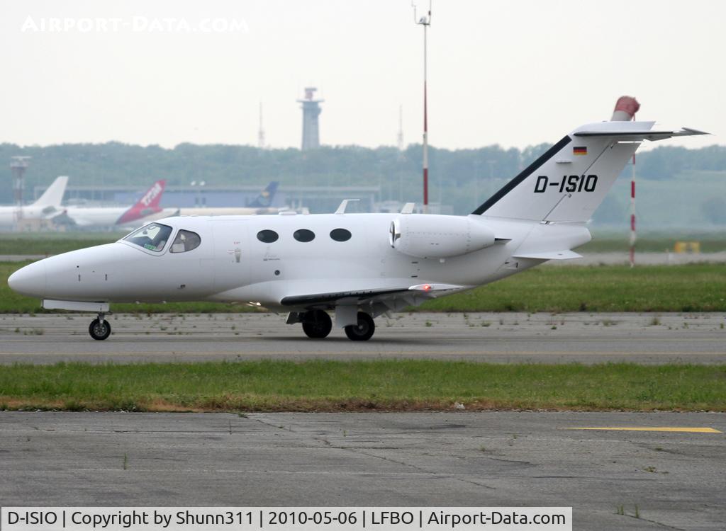 D-ISIO, 2010 Cessna 510 Citation Mustang Citation Mustang C/N 510-0296, Taxiing holding point rwy 32L for departure...