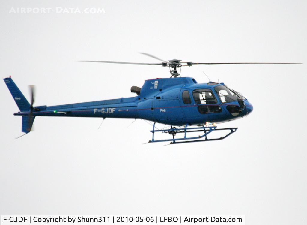 F-GJDF, Eurocopter AS-350B-2 Ecureuil Ecureuil C/N 2642, Passing above fato 32...