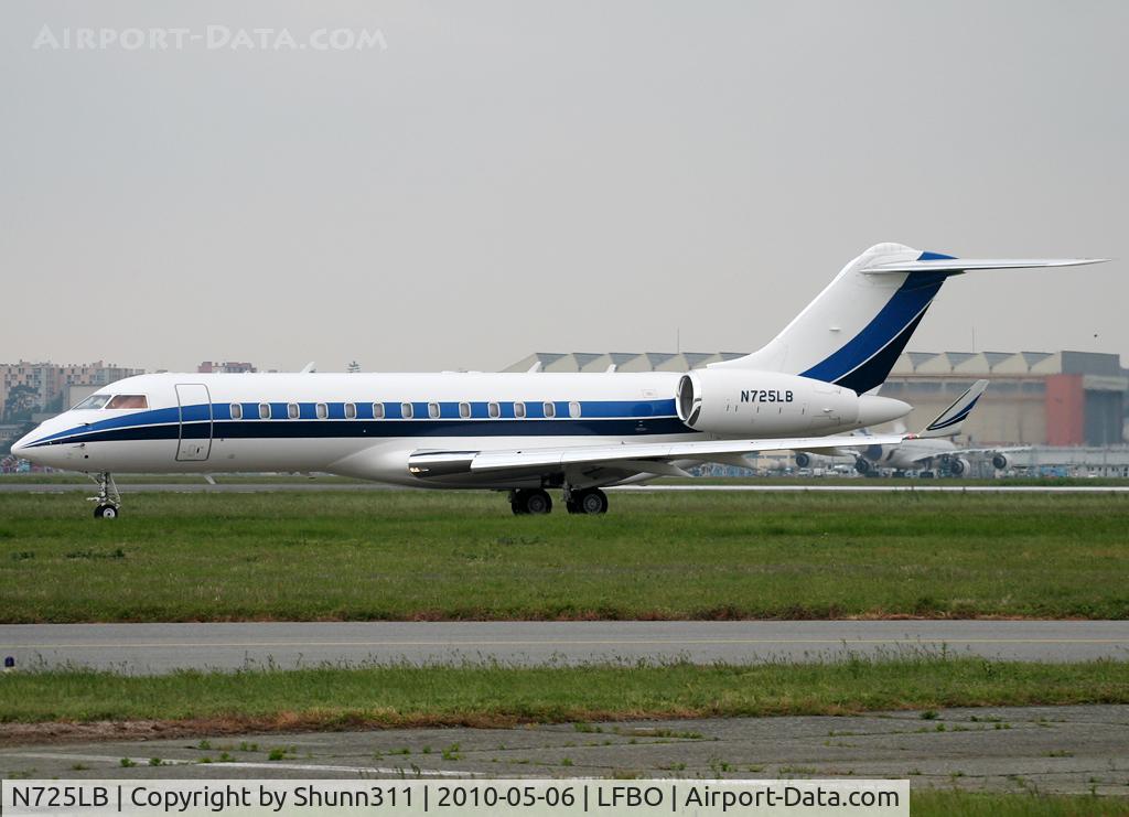 N725LB, 2003 Bombardier BD-700-1A10 Global Express C/N 9129, Taxiing holding point rwy 32R for departure...