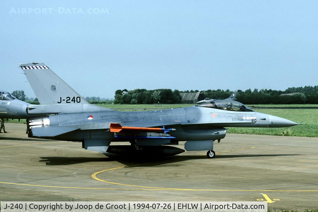 J-240, Fokker F-16A Fighting Falcon C/N 6D-29, In 1994 this F-16 received a 315 sqn badge, but retained its Frisian tail band.
