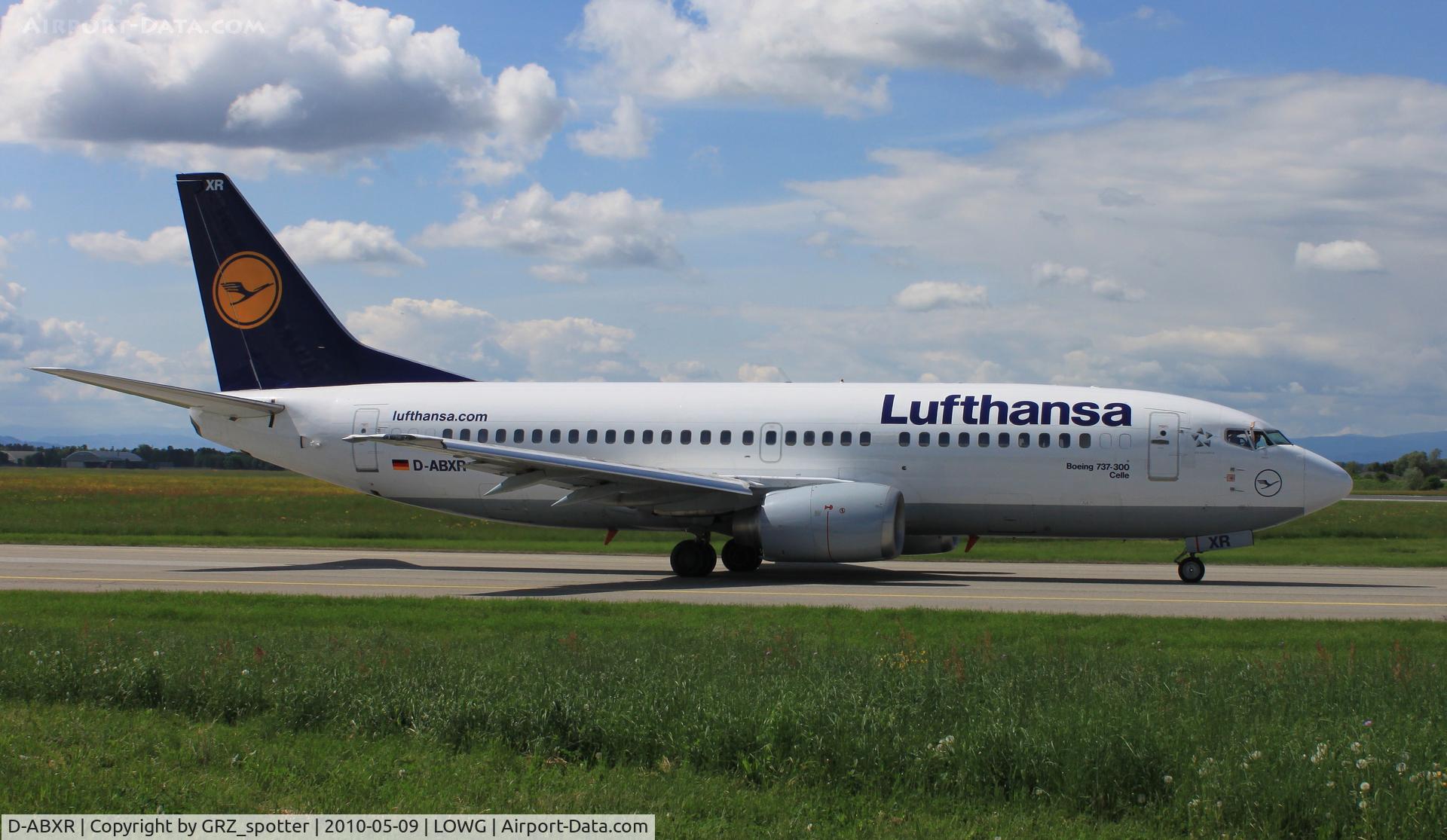 D-ABXR, 1988 Boeing 737-330 C/N 23875, LH 733; notice the waving pilot