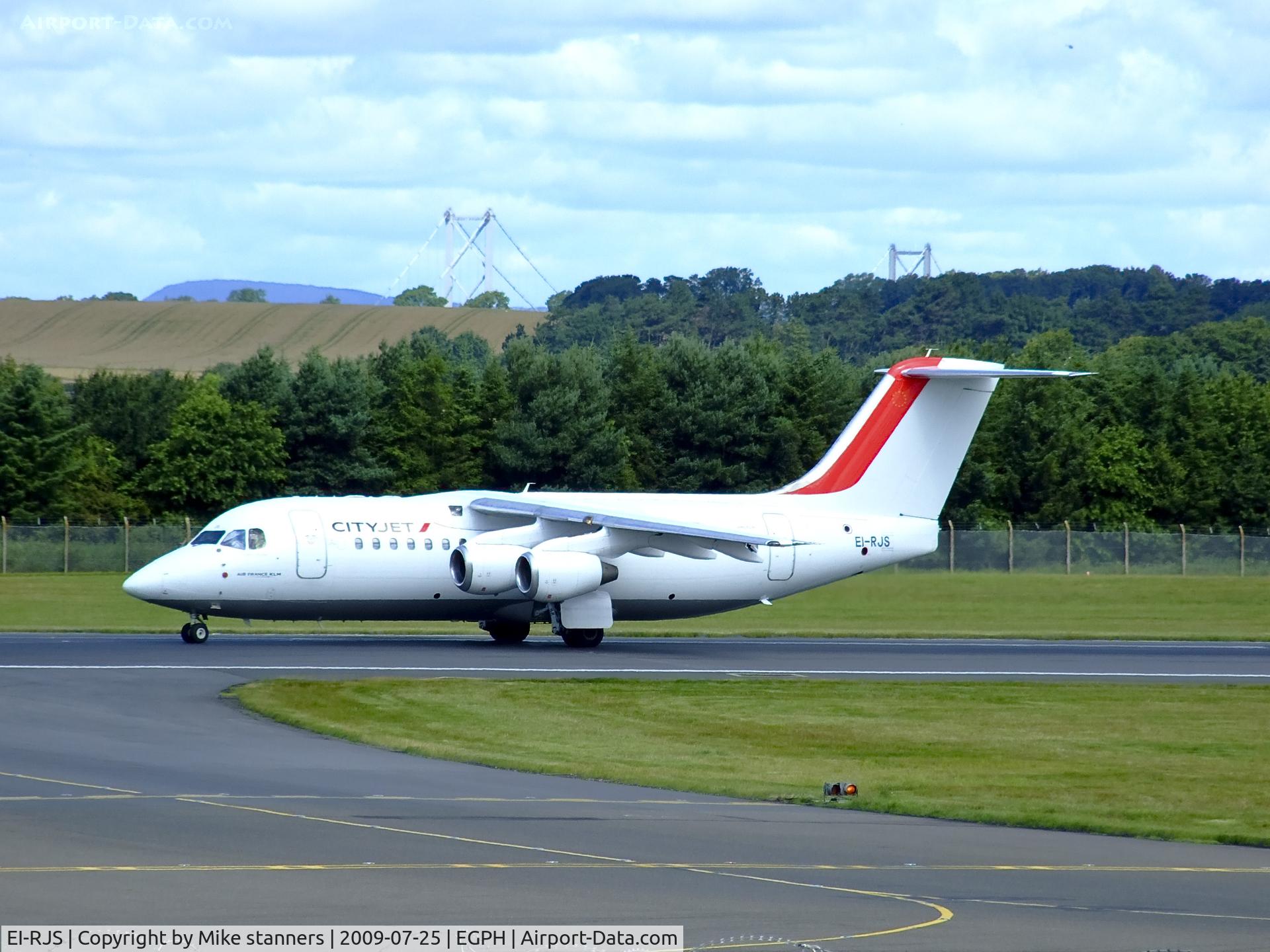 EI-RJS, 2000 British Aerospace Avro 146-RJ85A C/N E2365, Cityjet RJ85 Landing on runway 24 At EDI