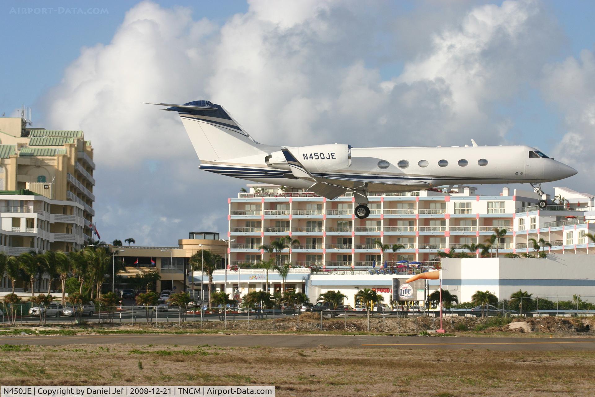 N450JE, 1993 Gulfstream Aerospace Gulfstream IV-SP C/N 1233, N450JE over the tresh hold at TNCM runway 10