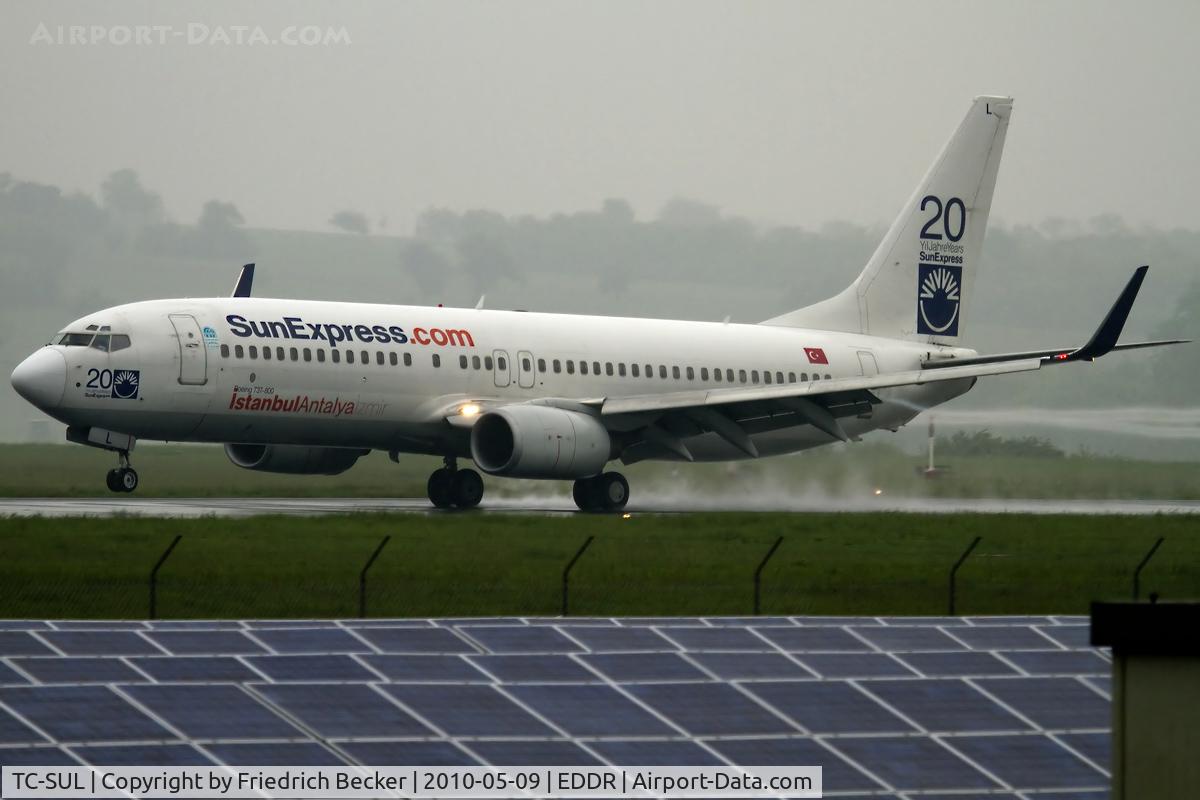 TC-SUL, 1998 Boeing 737-85F C/N 28822, touchdown on a wet RW27