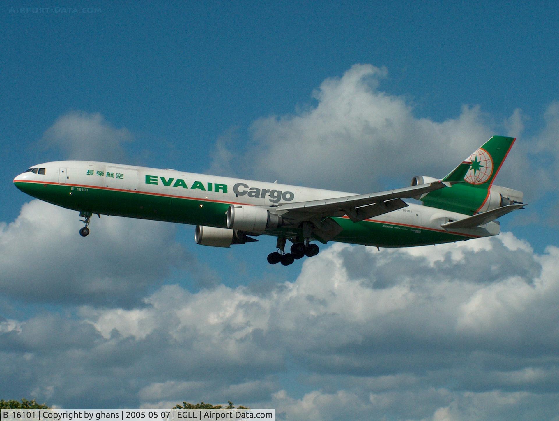 B-16101, McDonnell Douglas MD-11 C/N 48542, Landing at the 27L