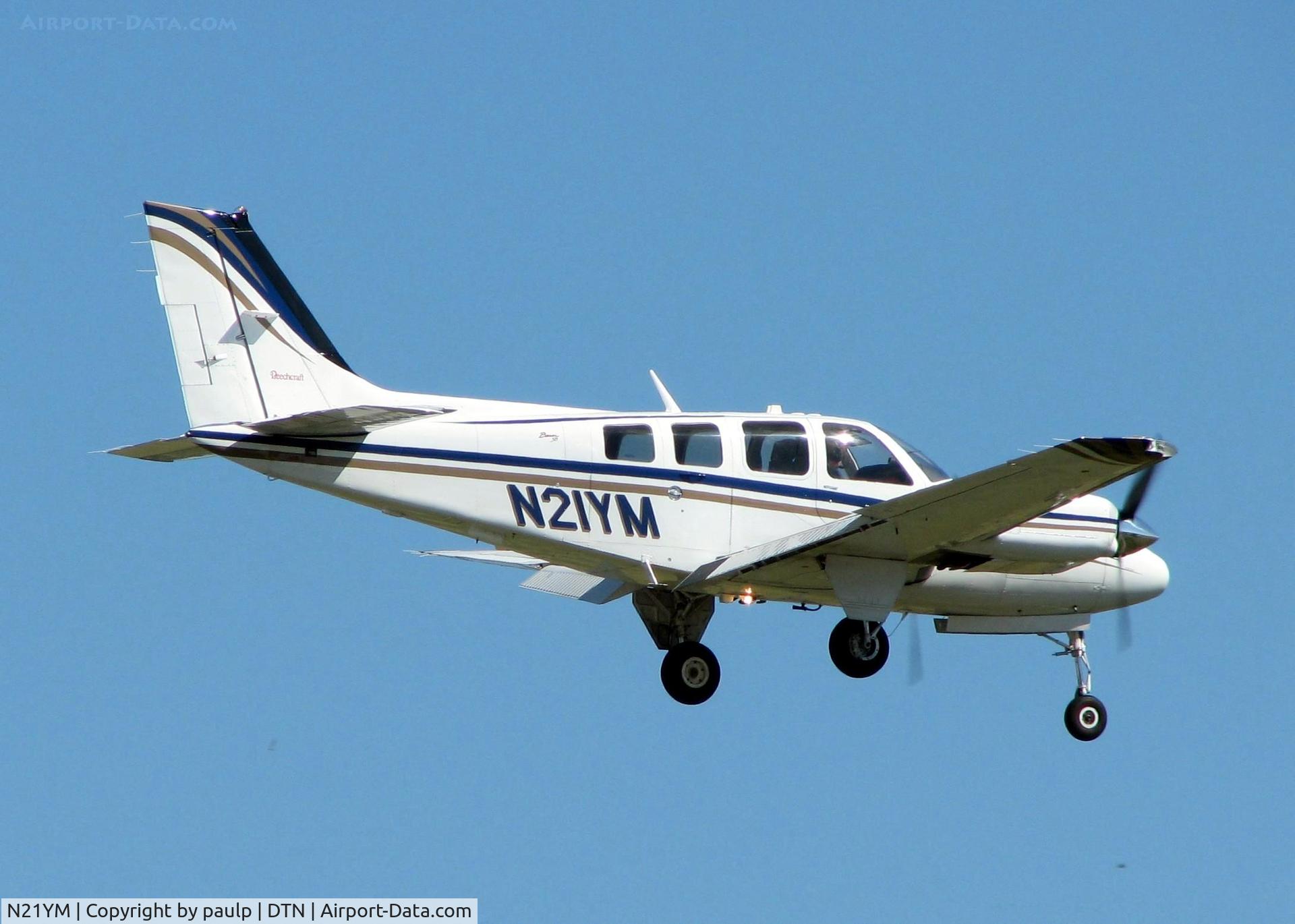 N21YM, 2001 Raytheon Aircraft Company 58 C/N TH-2005, Landing at Downtown Shreveport.