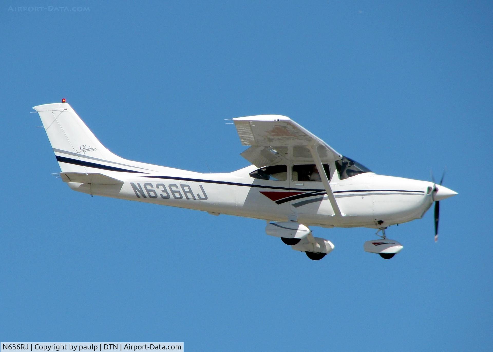 N636RJ, 1998 Cessna 182S Skylane C/N 18280273, Landing at Downtown Shreveport.