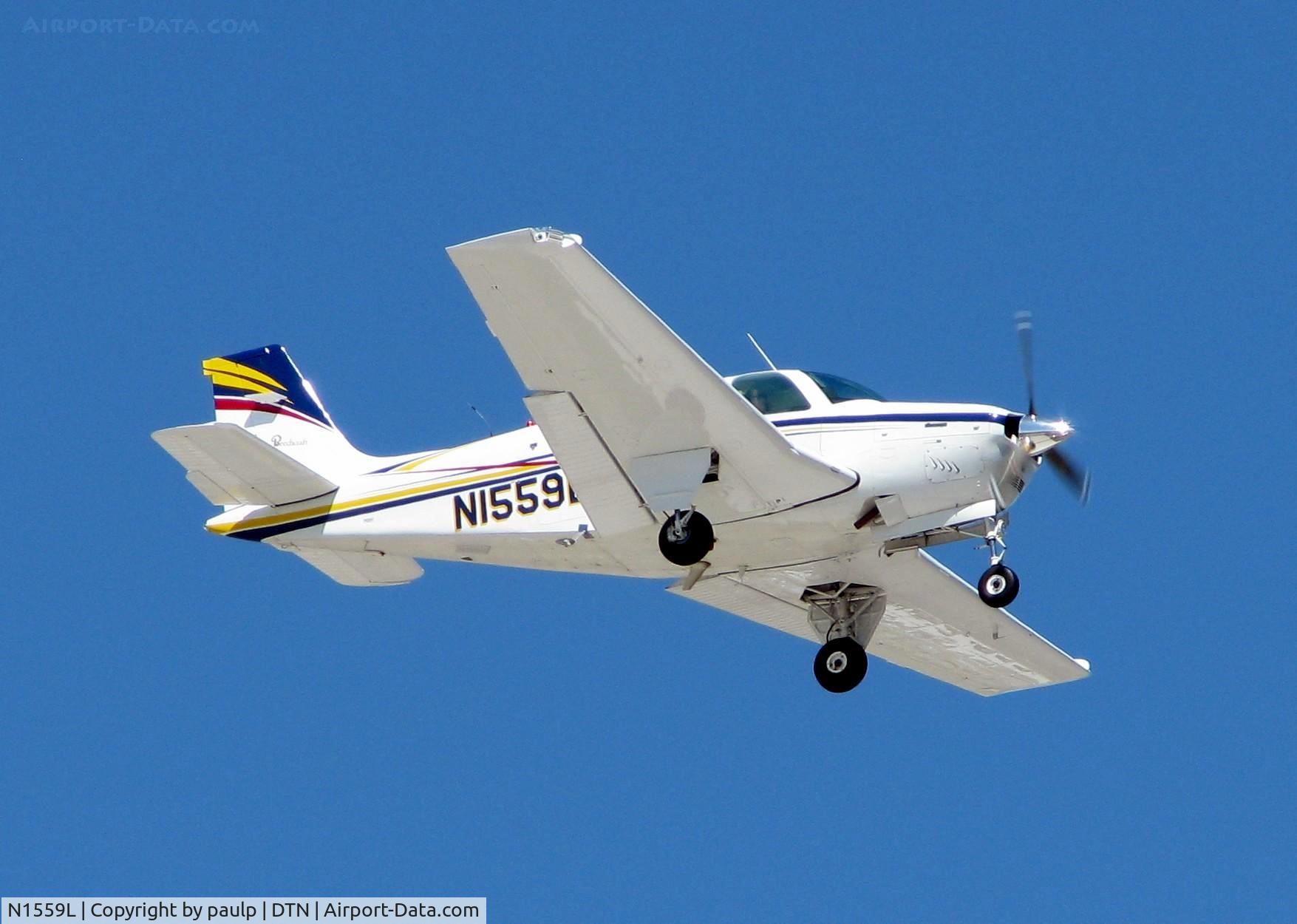 N1559L, 1976 Beech F33A Bonanza C/N CE-673, Landing at Downtown Shreveport.