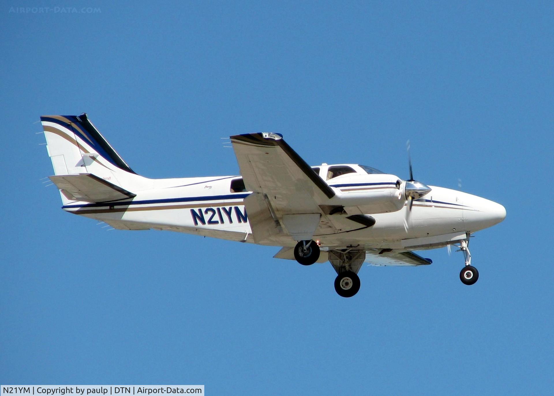 N21YM, 2001 Raytheon Aircraft Company 58 C/N TH-2005, Landing at Downtown Shreveport.