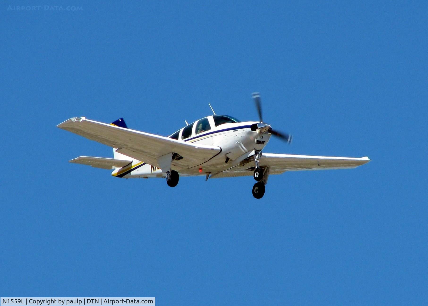 N1559L, 1976 Beech F33A Bonanza C/N CE-673, Landing at Downtown Shreveport.