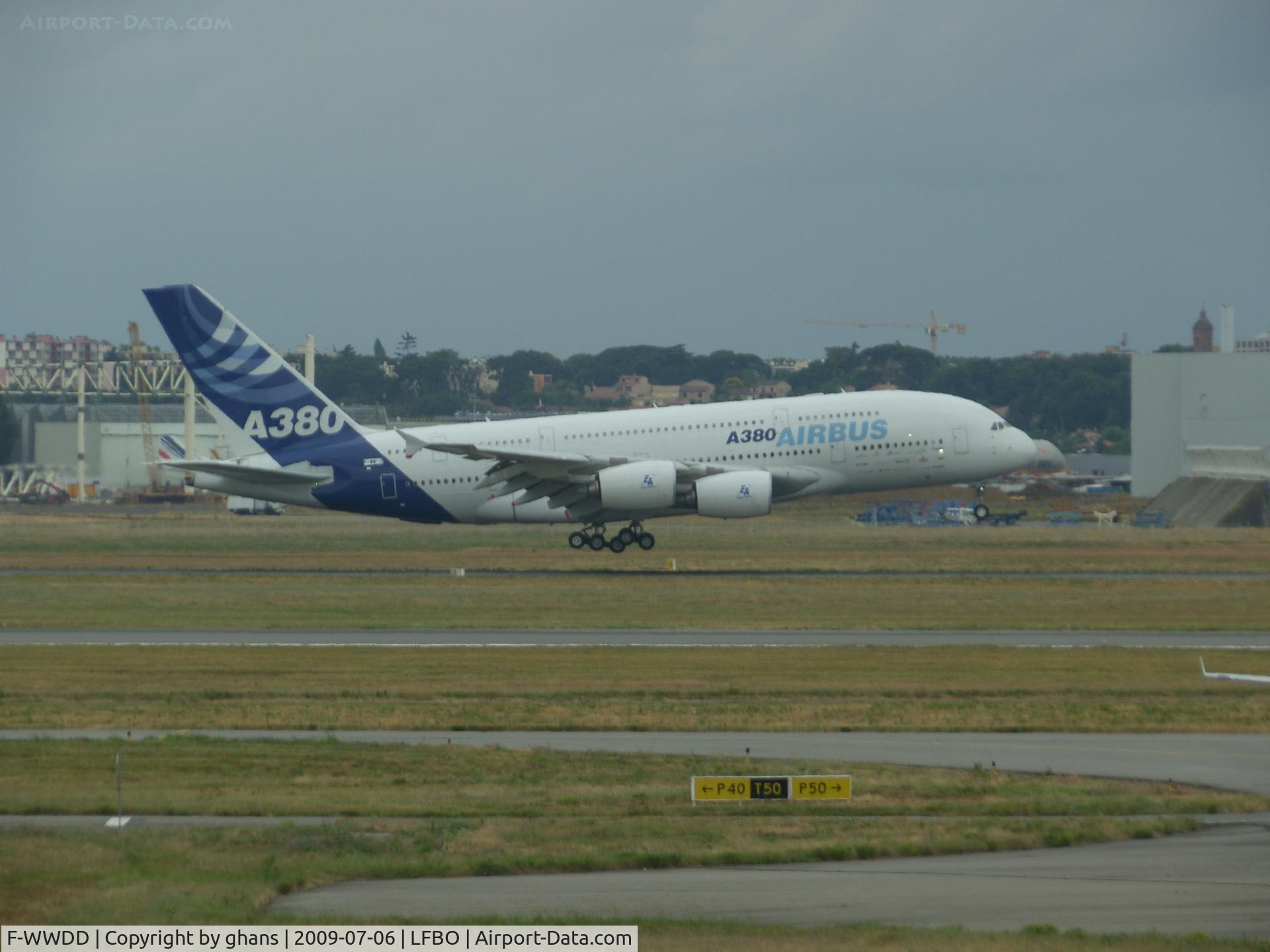 F-WWDD, 2005 Airbus A380-861 C/N 004, A few seconds before landing after another testflight.