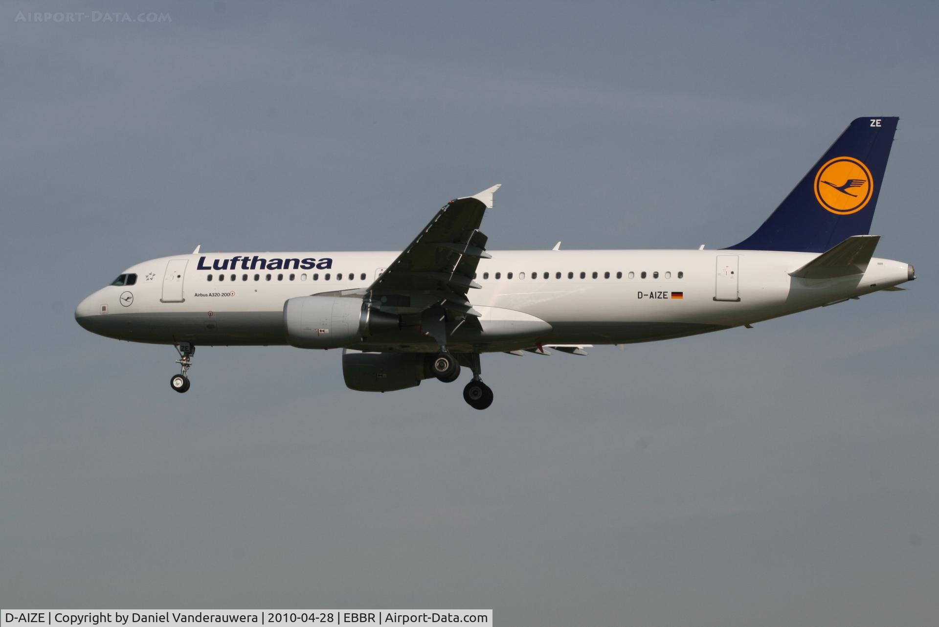D-AIZE, 2010 Airbus A320-214 C/N 4261, Flight LH4572 is descending to RWY 25L