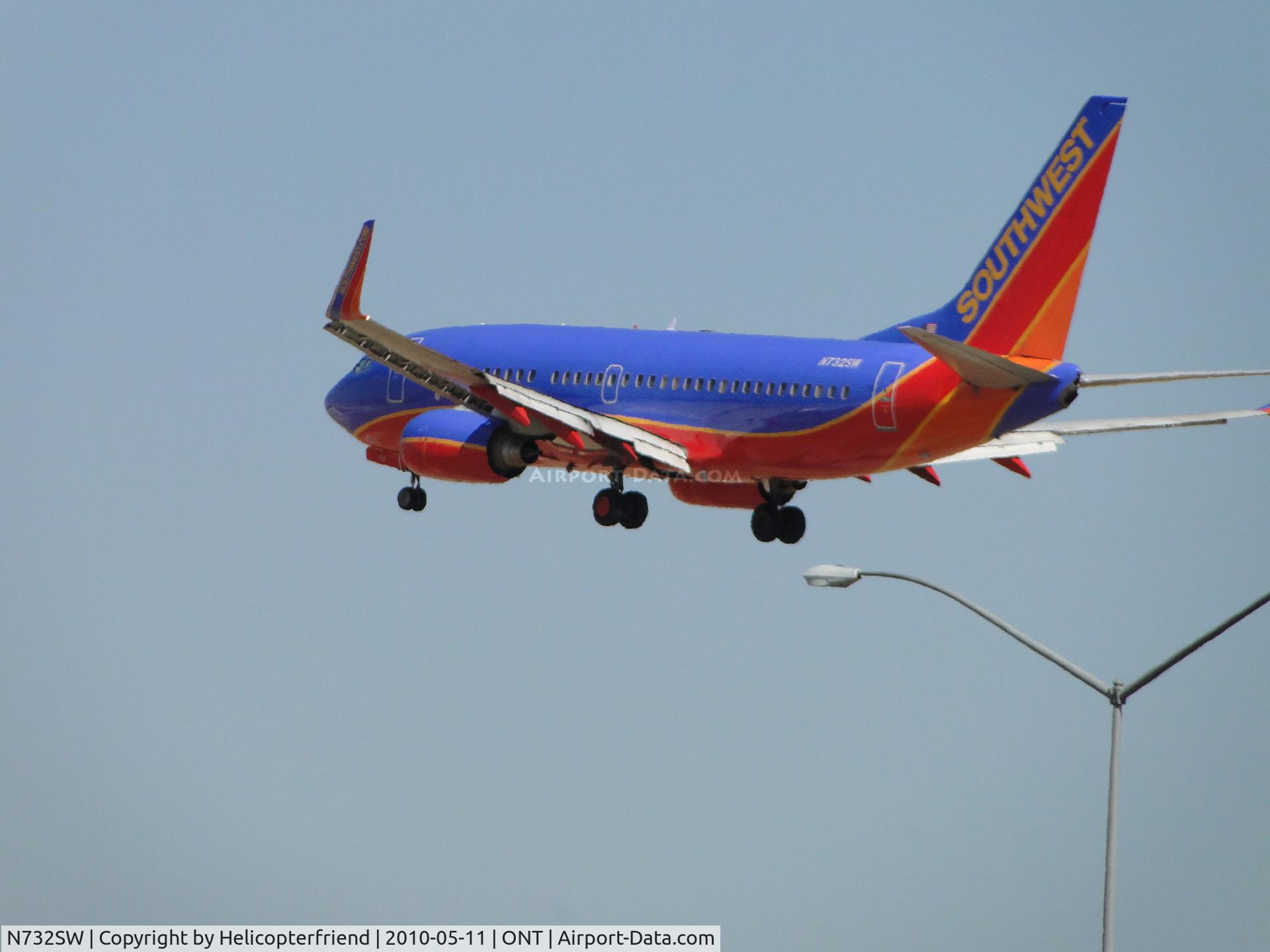 N732SW, 1999 Boeing 737-7H4 C/N 27864, Passing over the outer fence on final to 26R