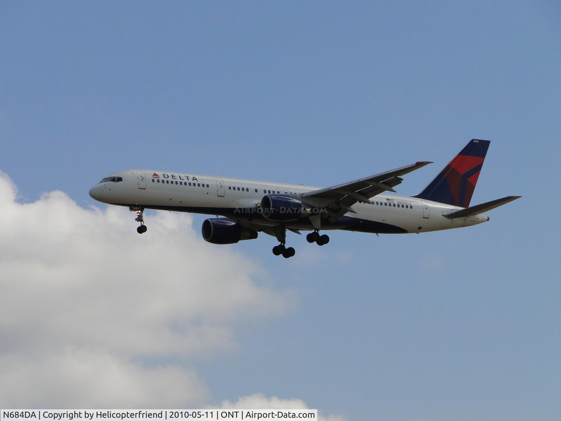 N684DA, 1993 Boeing 757-232 C/N 27104, On final to runway 26R