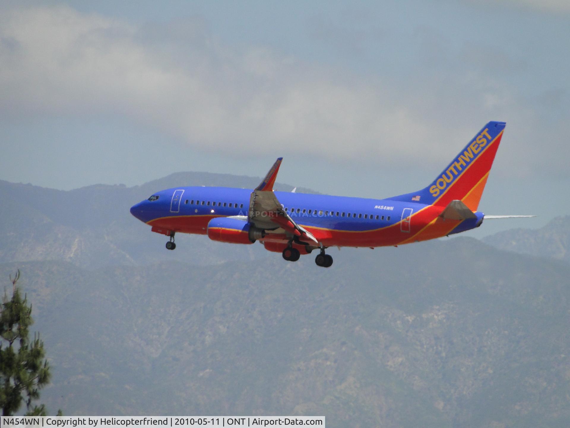 N454WN, 2004 Boeing 737-7H4 C/N 29851, On final 26R