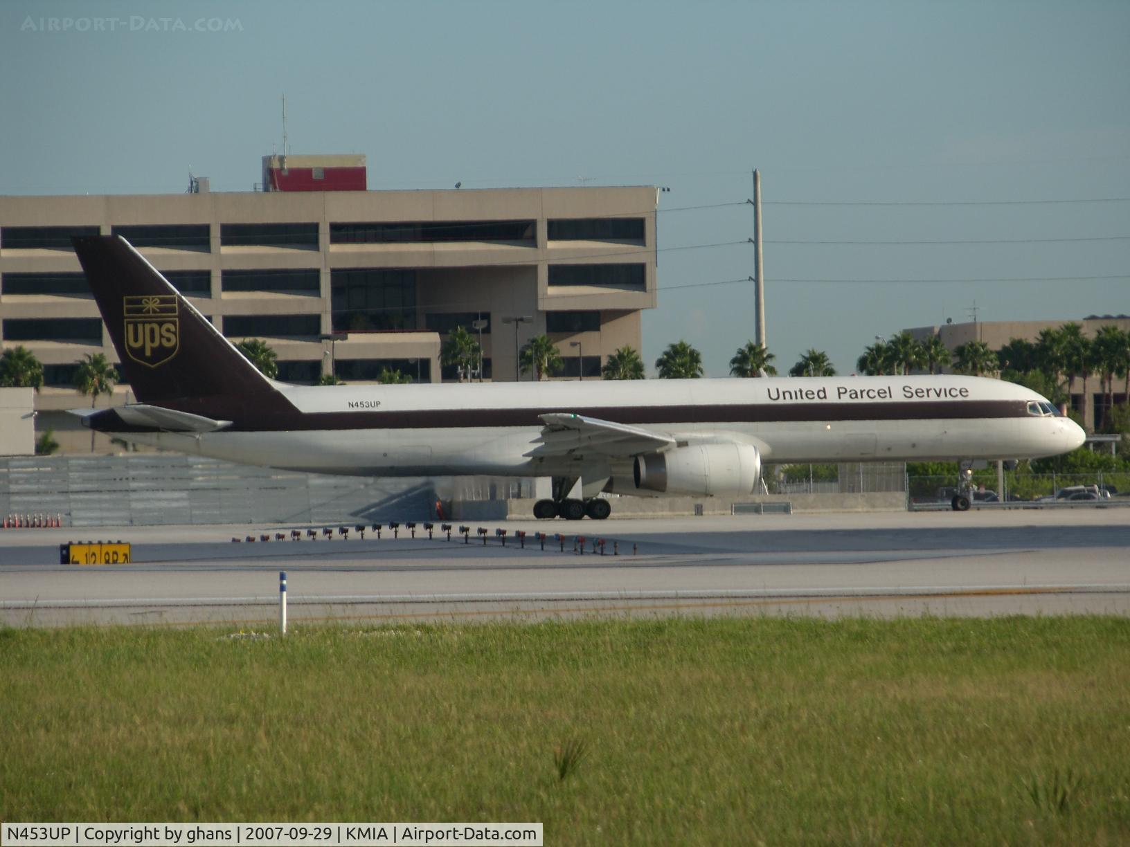 N453UP, 1995 Boeing 757-24APF C/N 25474, Wearing the old UPScolors
