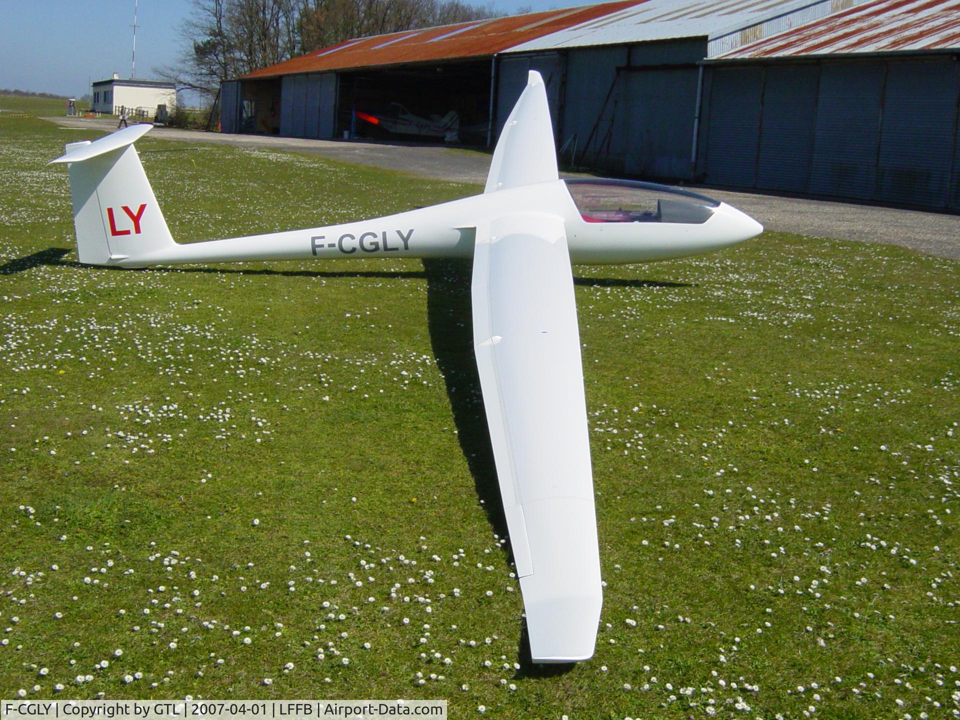 F-CGLY, Schempp-Hirth VENTUS C C/N 425, On ground