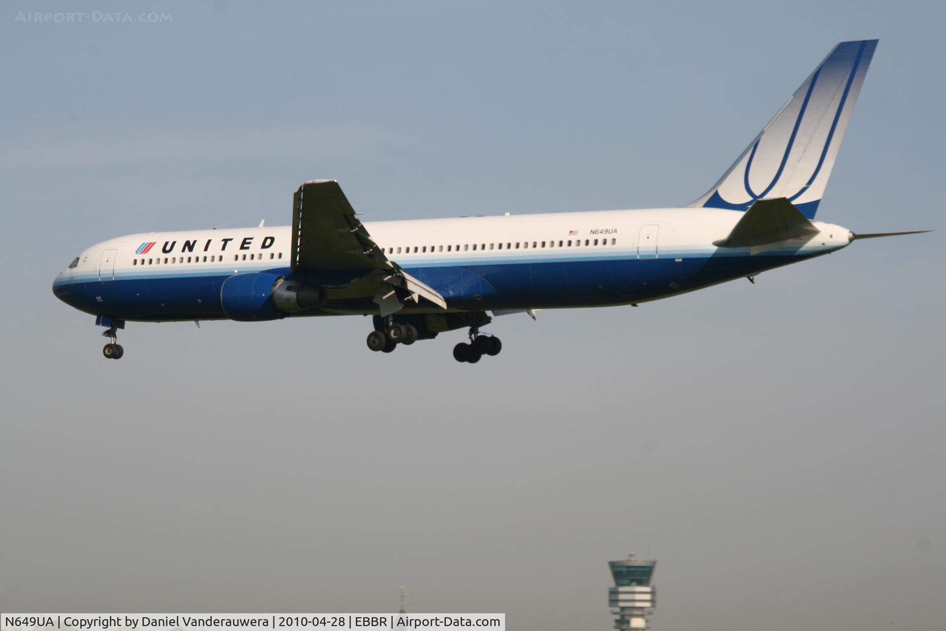 N649UA, 1992 Boeing 767-322 C/N 25286, Arrival of flight UA972 to RWY 25L