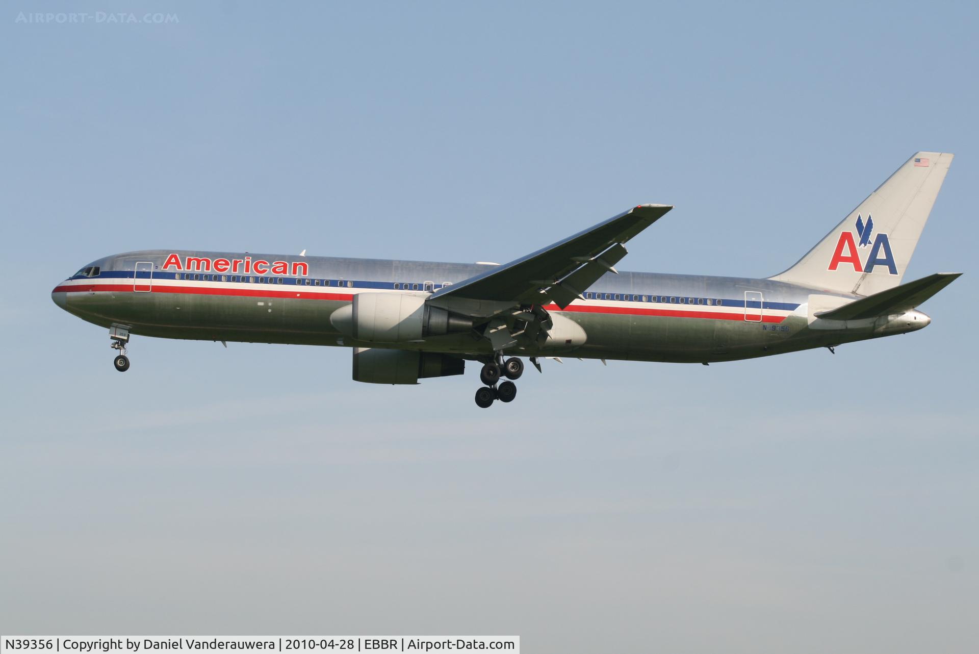 N39356, 1988 Boeing 767-323 C/N 24037, Arrival of flight AA088 to RWY 25L