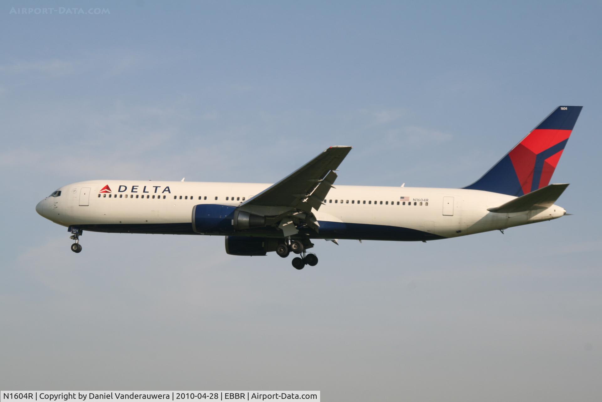 N1604R, 1999 Boeing 767-332 C/N 30180, Arrival of flight DL140 to RWY 25L