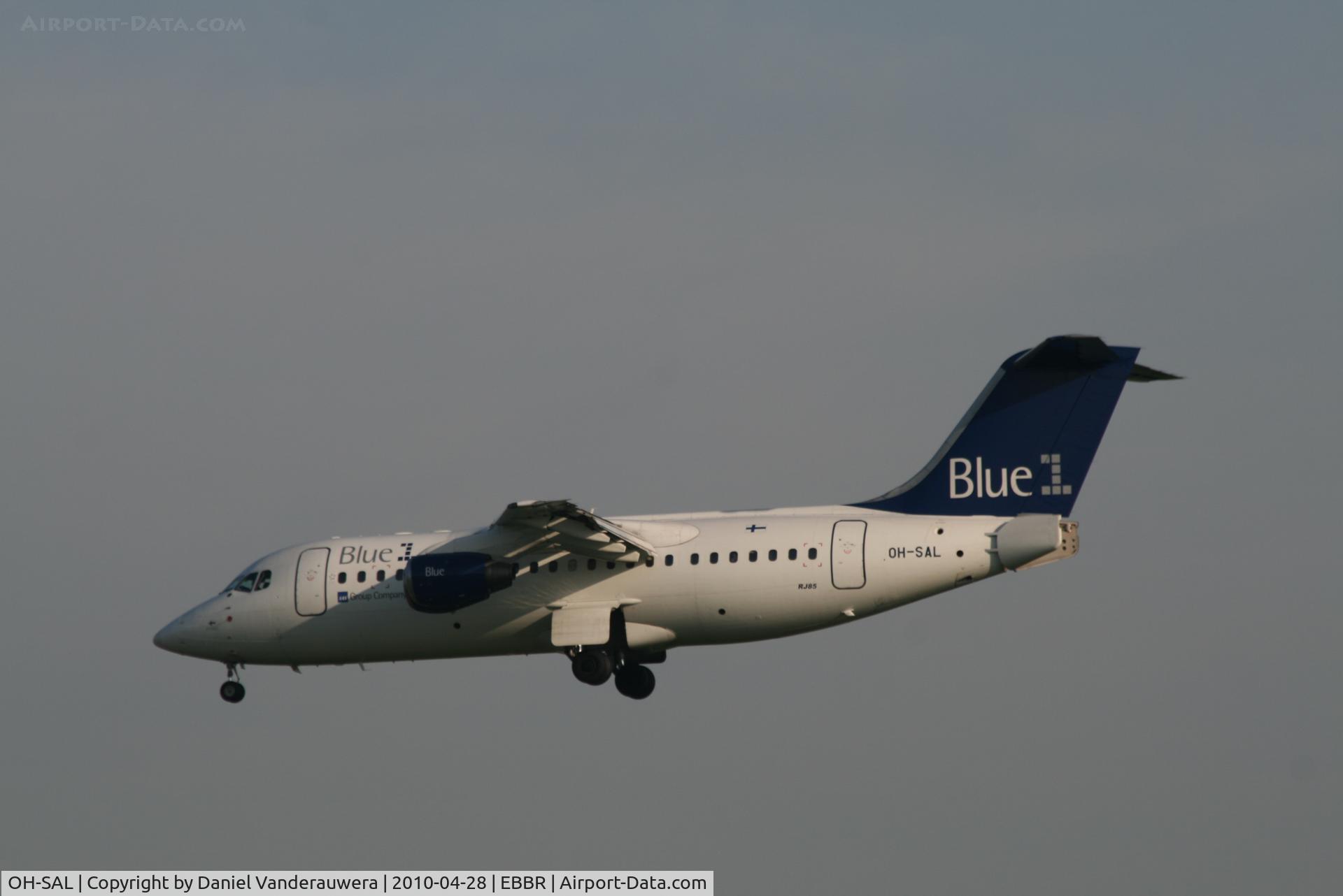 OH-SAL, 2001 BAE Systems Avro 146-RJ85 C/N E.2392, Arrival of flight KF801 to RWY 25L