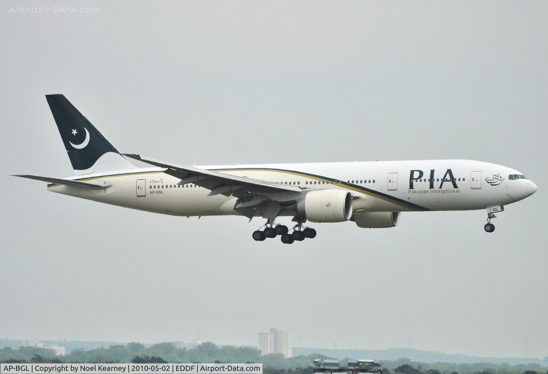 AP-BGL, 2004 Boeing 777-240/ER C/N 33777, Landing Rwy 25R in the rain..